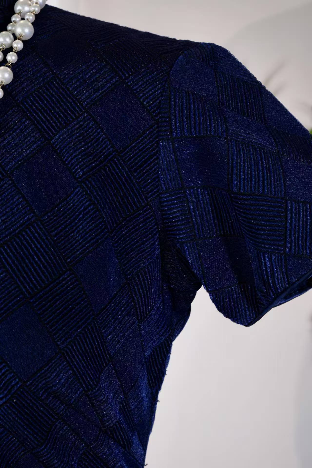 《蓝韵经纬:五十年代港式旗袍的时光织锦》| "Blue Matrices of Warp and Weft: The Chronological Brocade of a 1950s Hong Kong-Style Qipao"