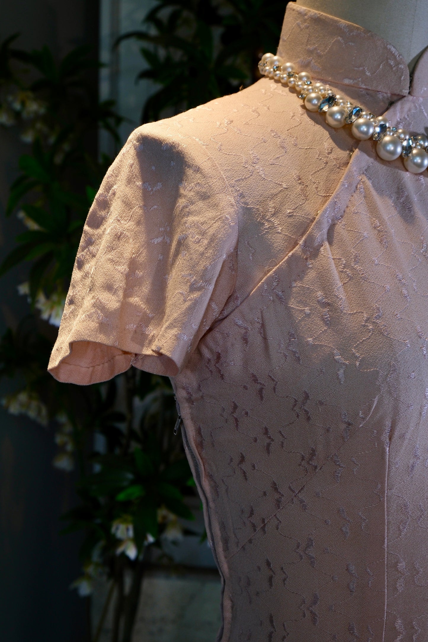 六十年代香港提花暗纹旗袍——时光织就的东方雅韵 | "1960s Hong Kong Jacquard Tone-on-Tone Qipao: Eastern Refinement Woven by Time"