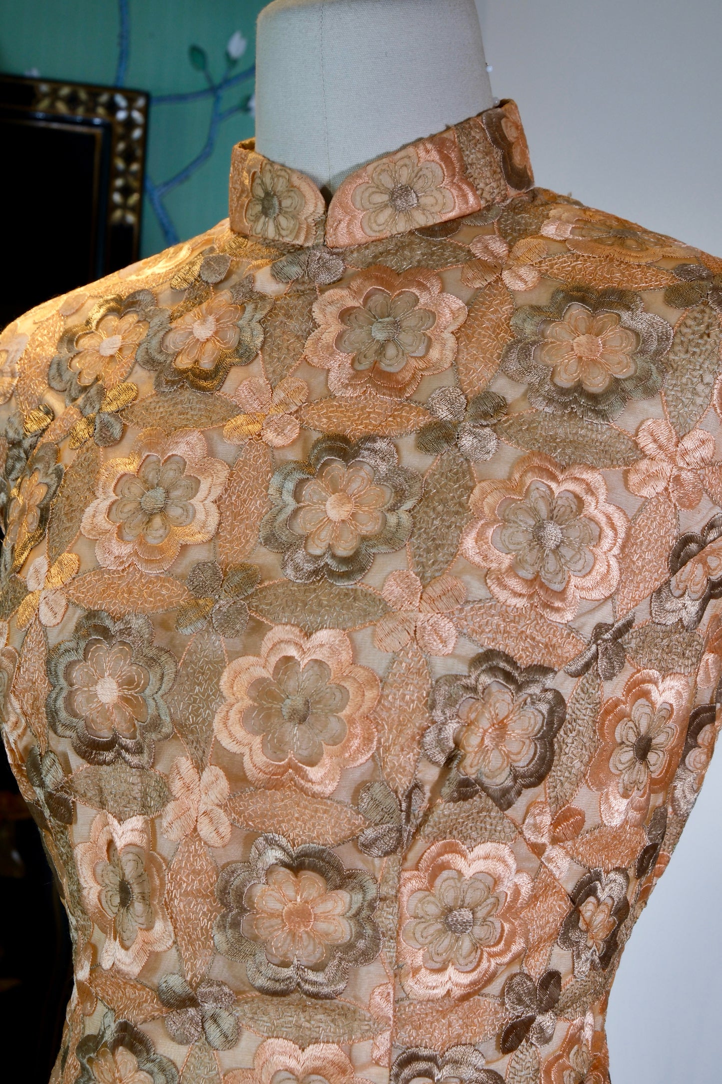 【流金岁月·花间词】—— 1960s 港产日式机绣蕾丝古董旗袍 | "Woven Gold of a Bygone Era, Lyrics Amidst the Blossoms: A Curatorial Appraisal of a 1960s Hong Kong-Produced Japanese Machine-Embroidered Lace Antique Qipao"