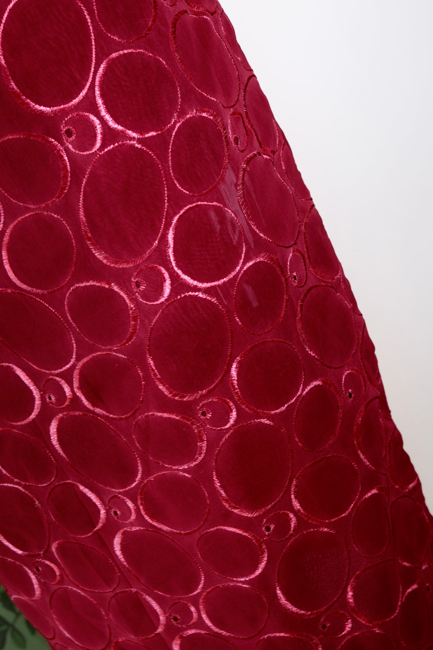 《绛红浮光:六十年代台产意式蕾丝旗袍考释》| "Crimson Floating Light: A Curatorial Appraisal and Historical Analysis of a 1960s Taiwanese-Manufactured Italian Lace Qipao"