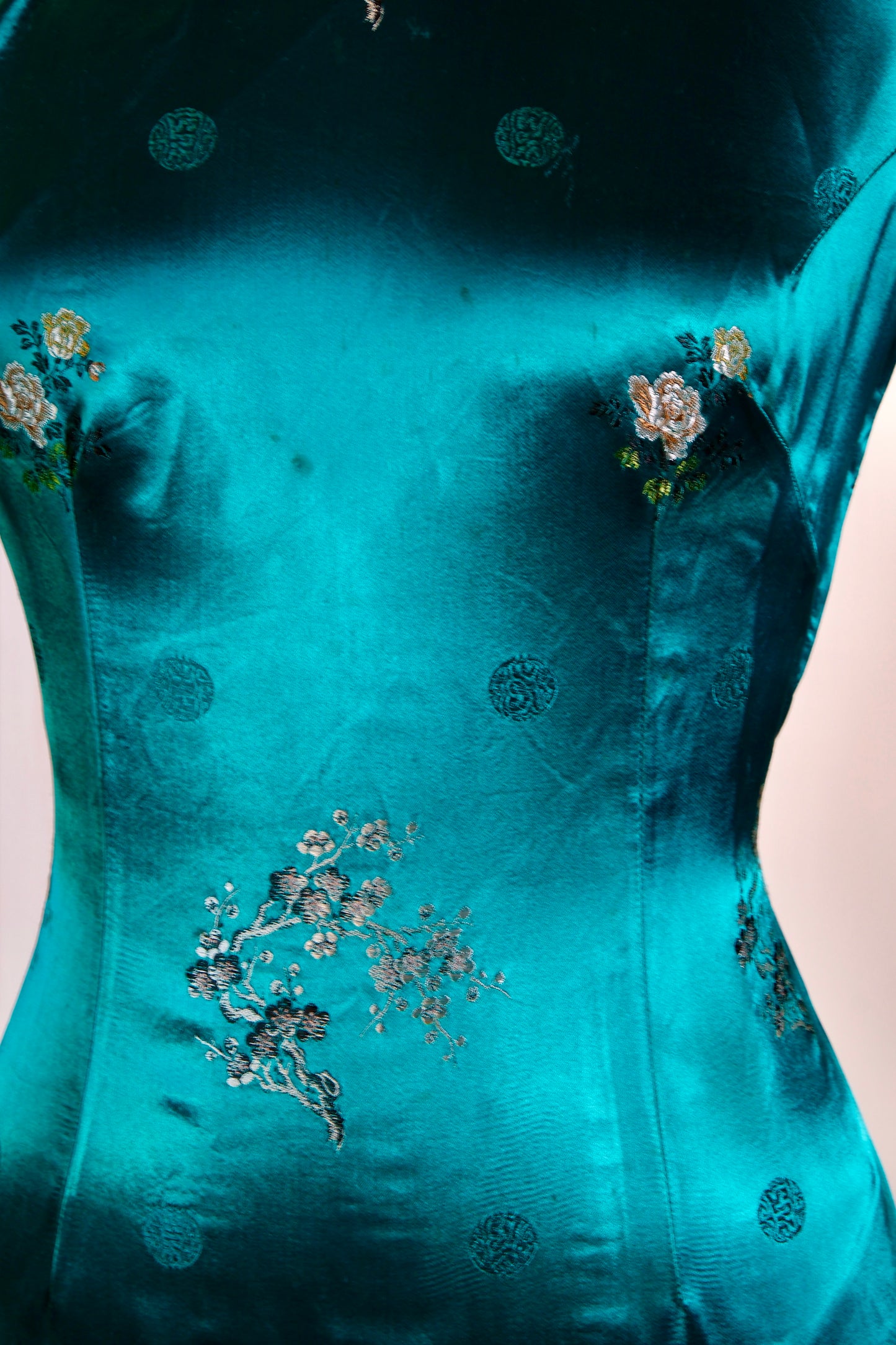 碧影流光·六十年代港产提花织锦缎古董旗袍 | Emerald Luster and Shifting Shadows: The Archival Poetics of a 1960s Hong Kong-Style Woven Jacquard Qipao
