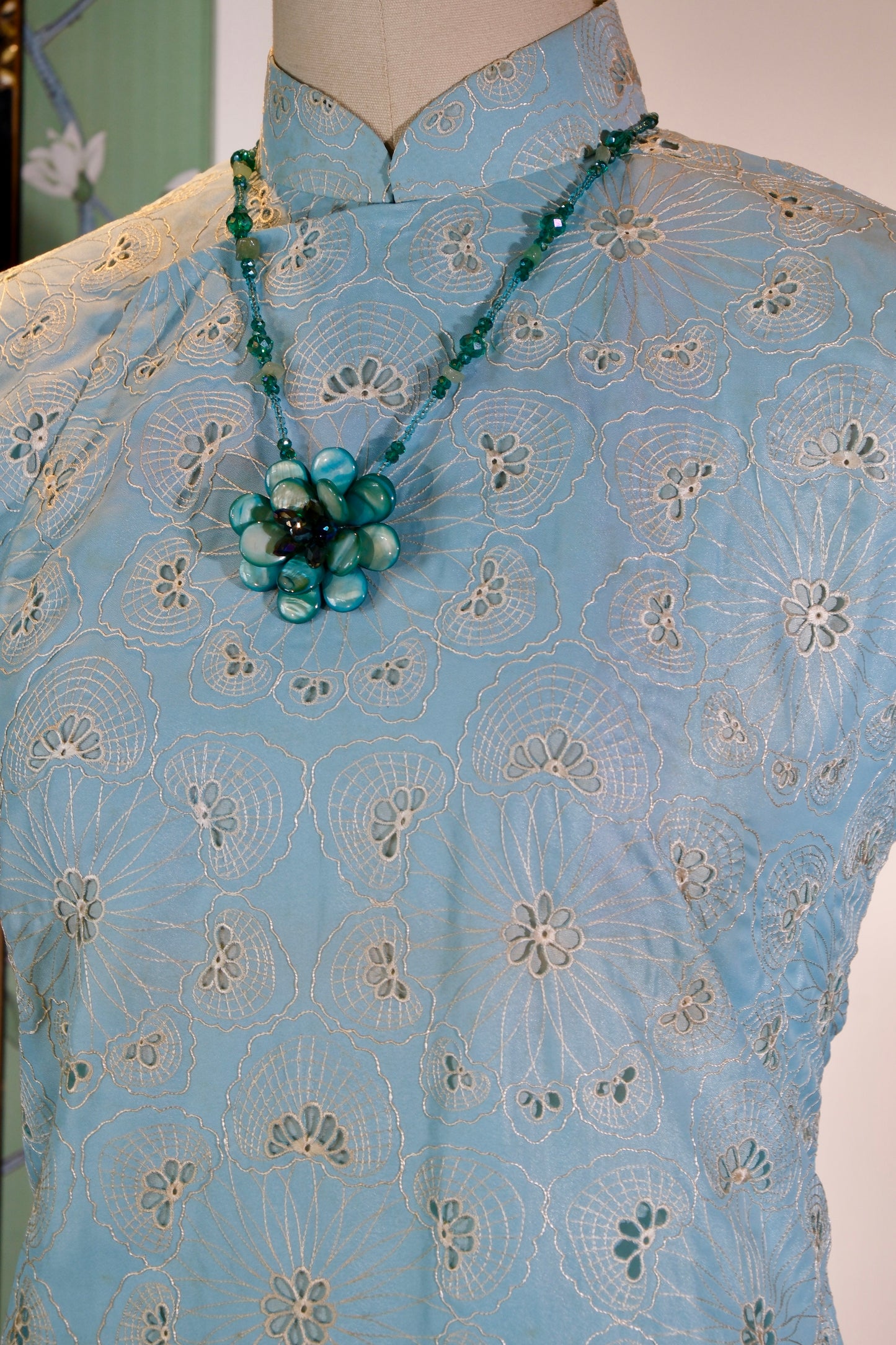 碧海潮生:五十年代法式机绣纯棉蕾丝古董旗袍 | A Rising Tide Over the Jade Sea: Appreciation of a 1950s French Machine-Embroidered Pure Cotton Lace Antique Qipao