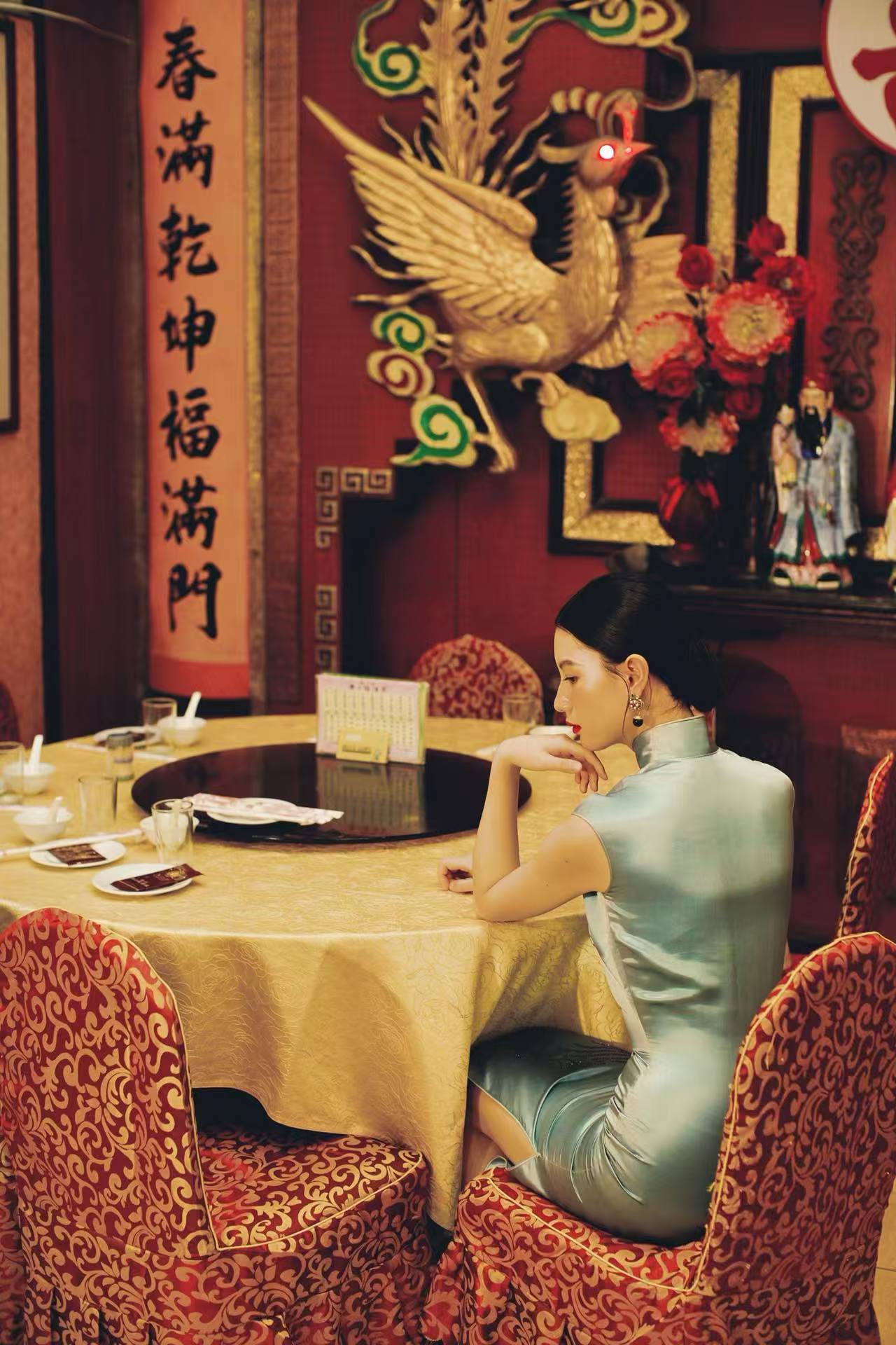冰蓝珠绣龙纹旗袍:六十年代香江岁月的霓裳绝唱 | 【Ice Blue Sequin-Embroidered Dragon Motif Qipao: A Masterpiece from Hong Kong's 1960s Golden Era】