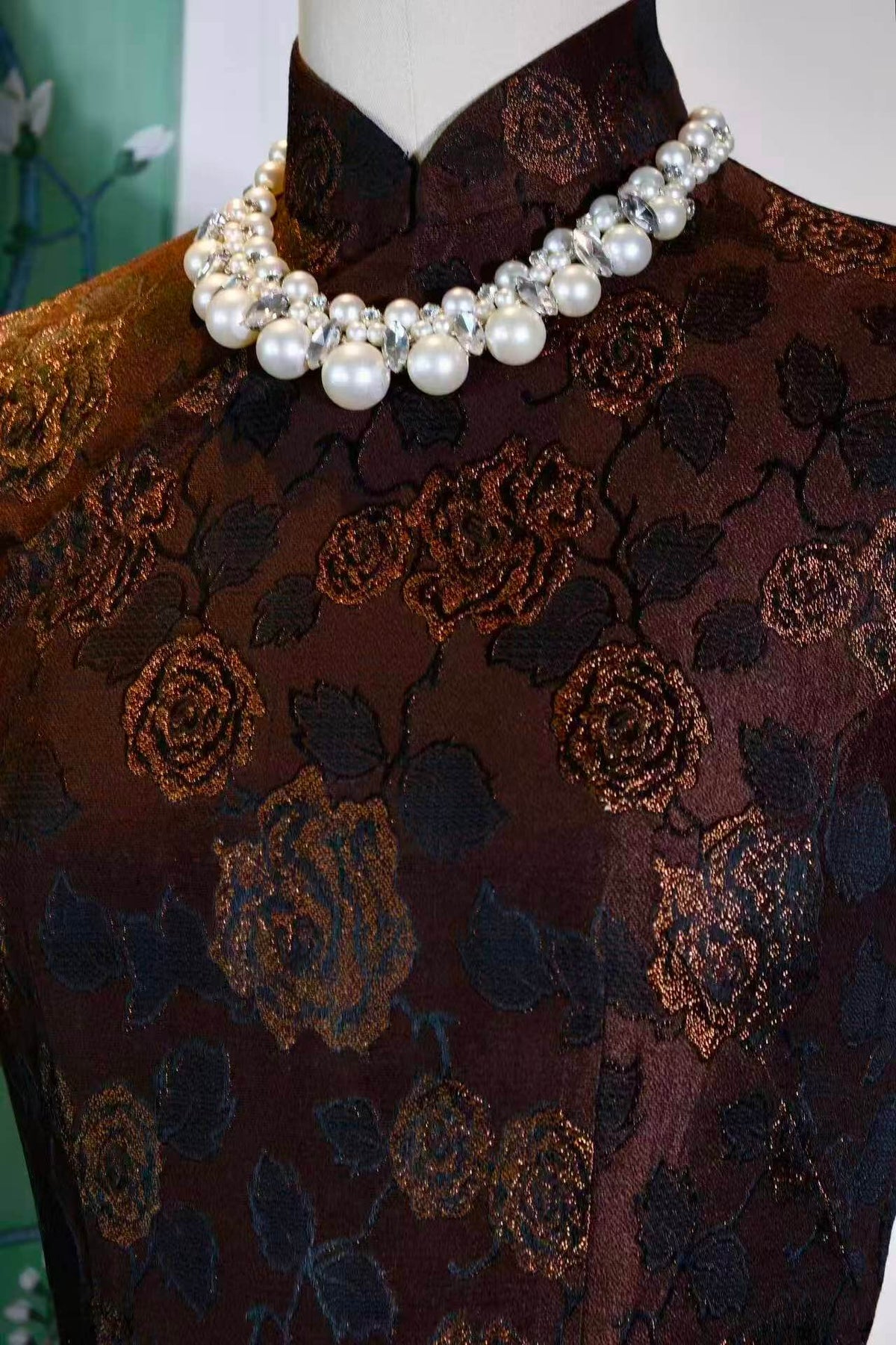 织金玫瑰,香江旧梦——六十年代意产提花古董旗袍 | Woven Gold Roses, Dreams of Old Hong Kong: A 1960s Italian Jacquard Vintage Cheongsam
