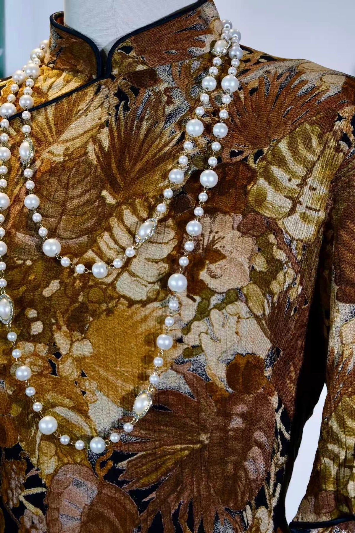 《流金岁月:六十年代意式油画肌理与港产旗袍的跨洋对话》 | "Years of Flowing Gold: A Transoceanic Dialogue Between 1960s Italian Oil-Painting Texture and Hong Kong-Crafted Cheongsams"