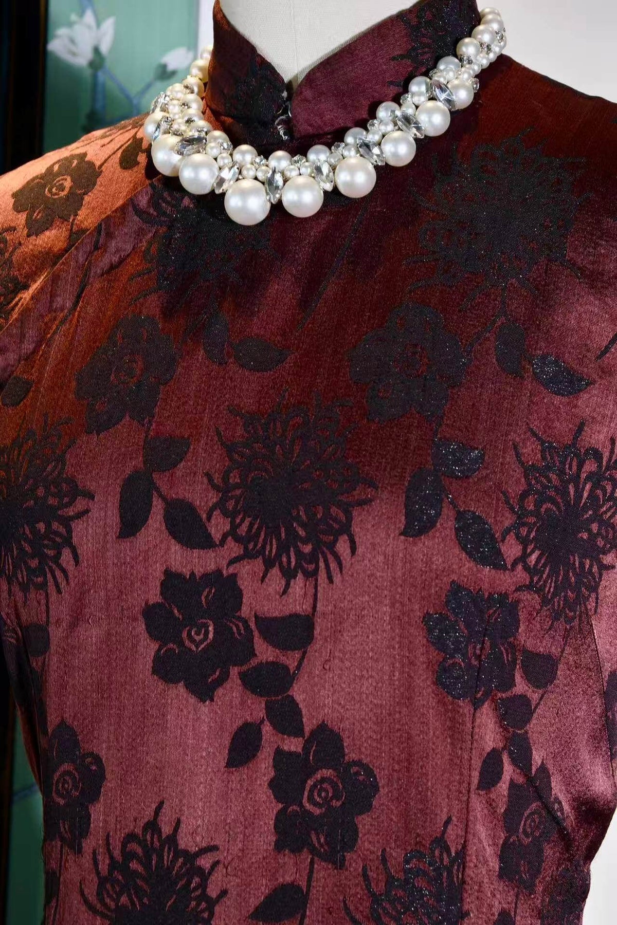 绮梦流金:一件上世纪五十年代港式旗袍的华服史诗 | "Golden Dreaming Flow: A Garment Epic of a 1950s Hong Kong-Style Cheongsam"