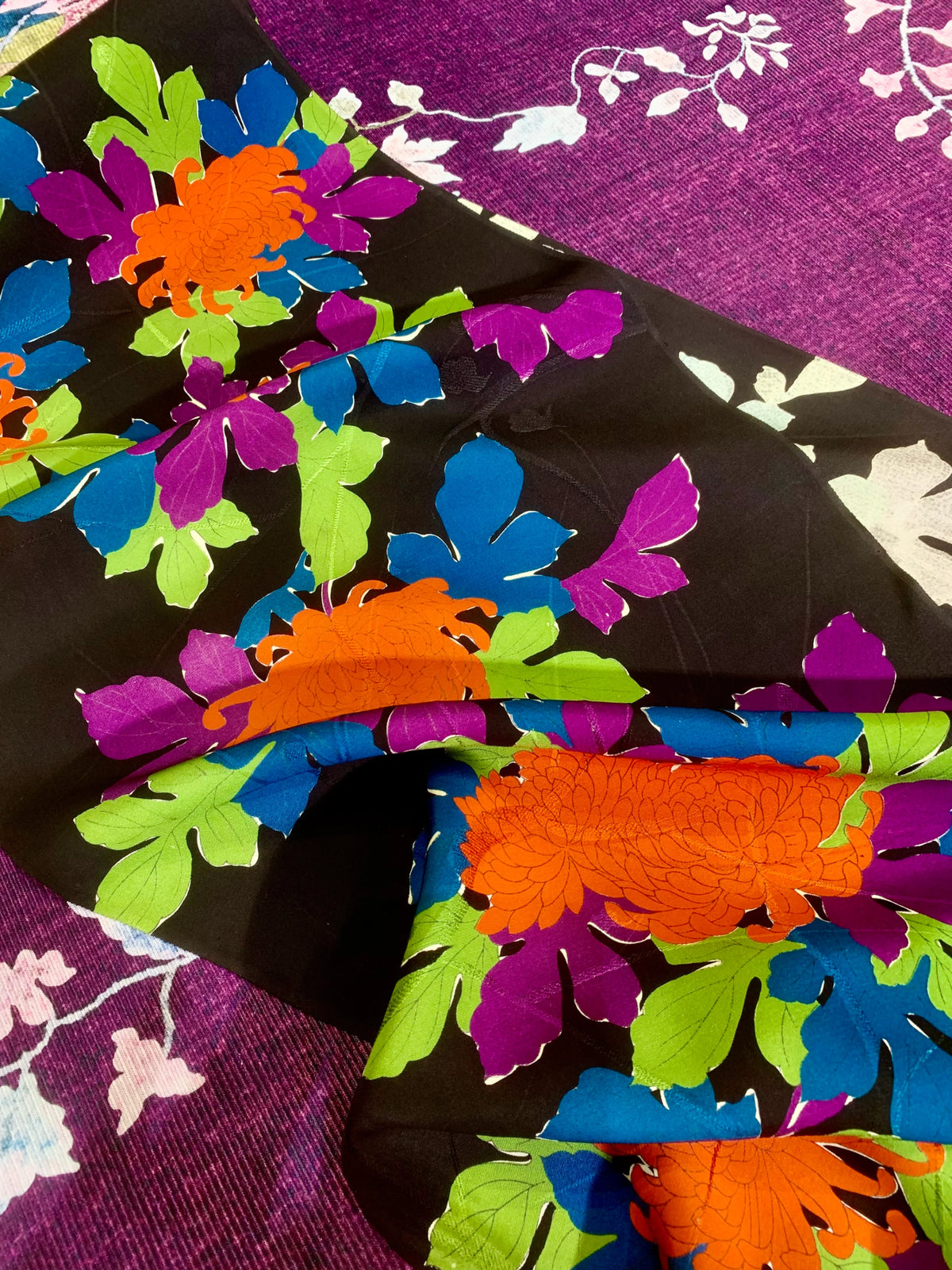 墨黑底朱橙乱菊多色叶印花真丝面料| Black Chrysanthemum Multi-Color Leaf Silk Fabric