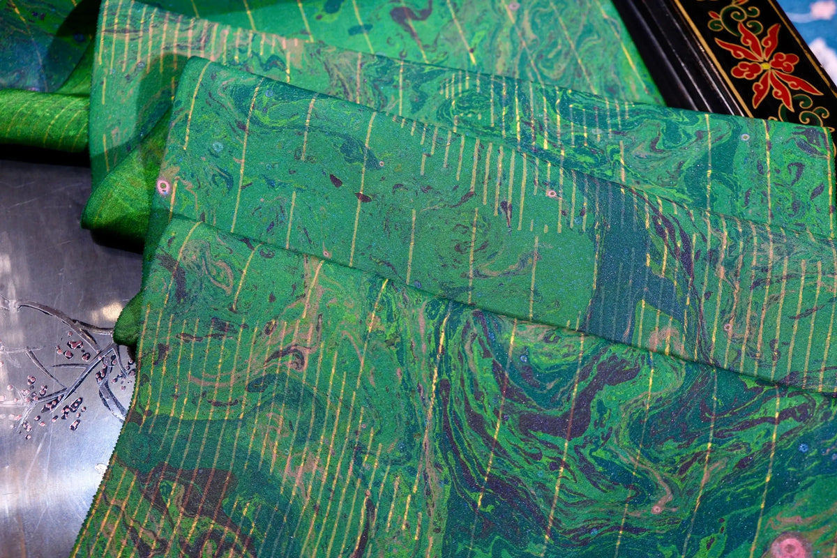 绿色大理石流砂纹带金色经线印花真丝面料 | Green Marbled Print Silk Fabric with Gold Woven Stripes