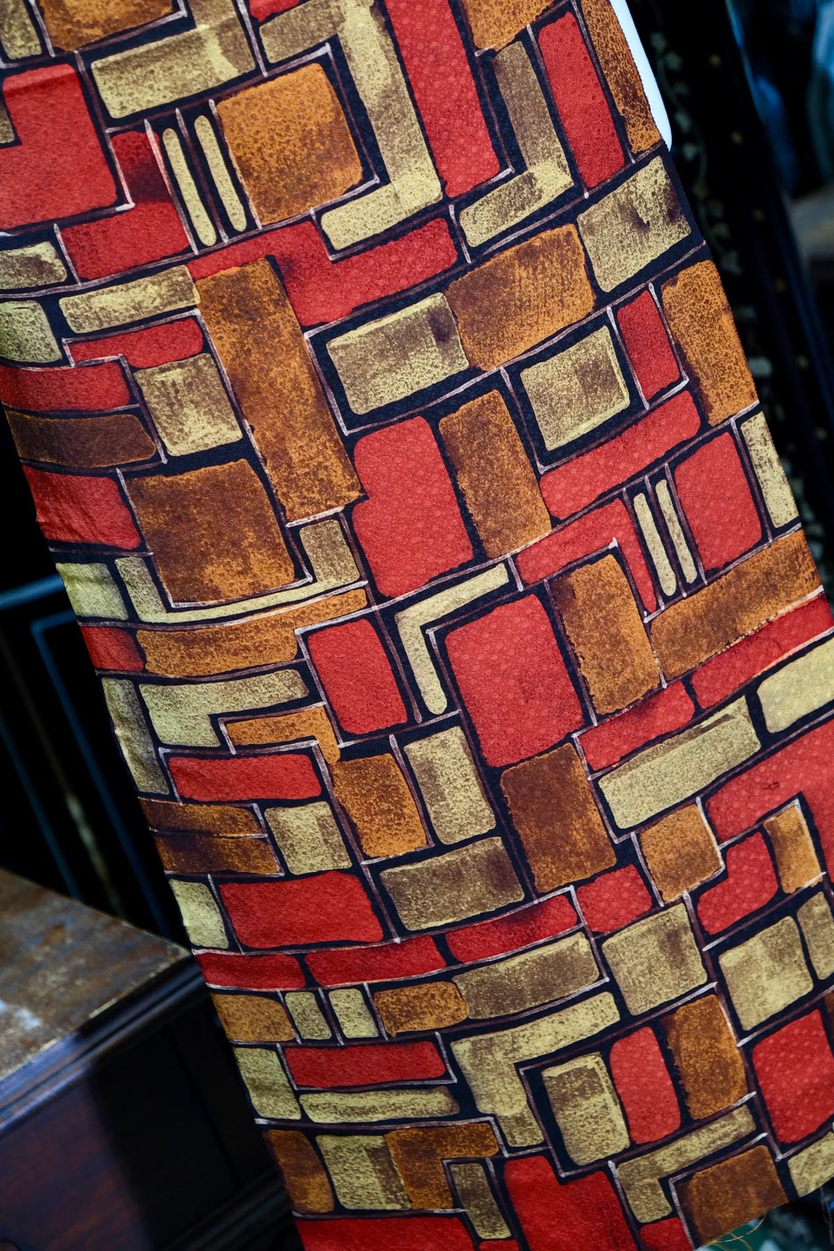 赤金流彩 · 几何砖纹真丝面料 | Crimson Amber - Geometric Brick Silk Fabric