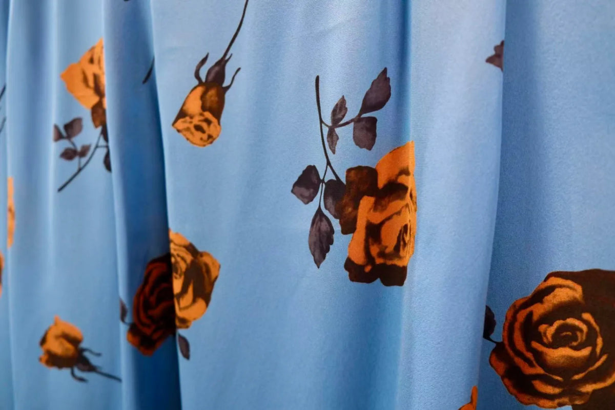蓝天金玫瑰 · 优雅玫瑰真丝面料 | Azure Rose - Floral Print Silk Fabric