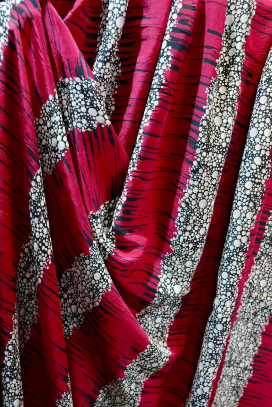 朱红流苏 · 几何波点真丝面料 | Crimson Ripple - Geometric Dot Silk Fabric