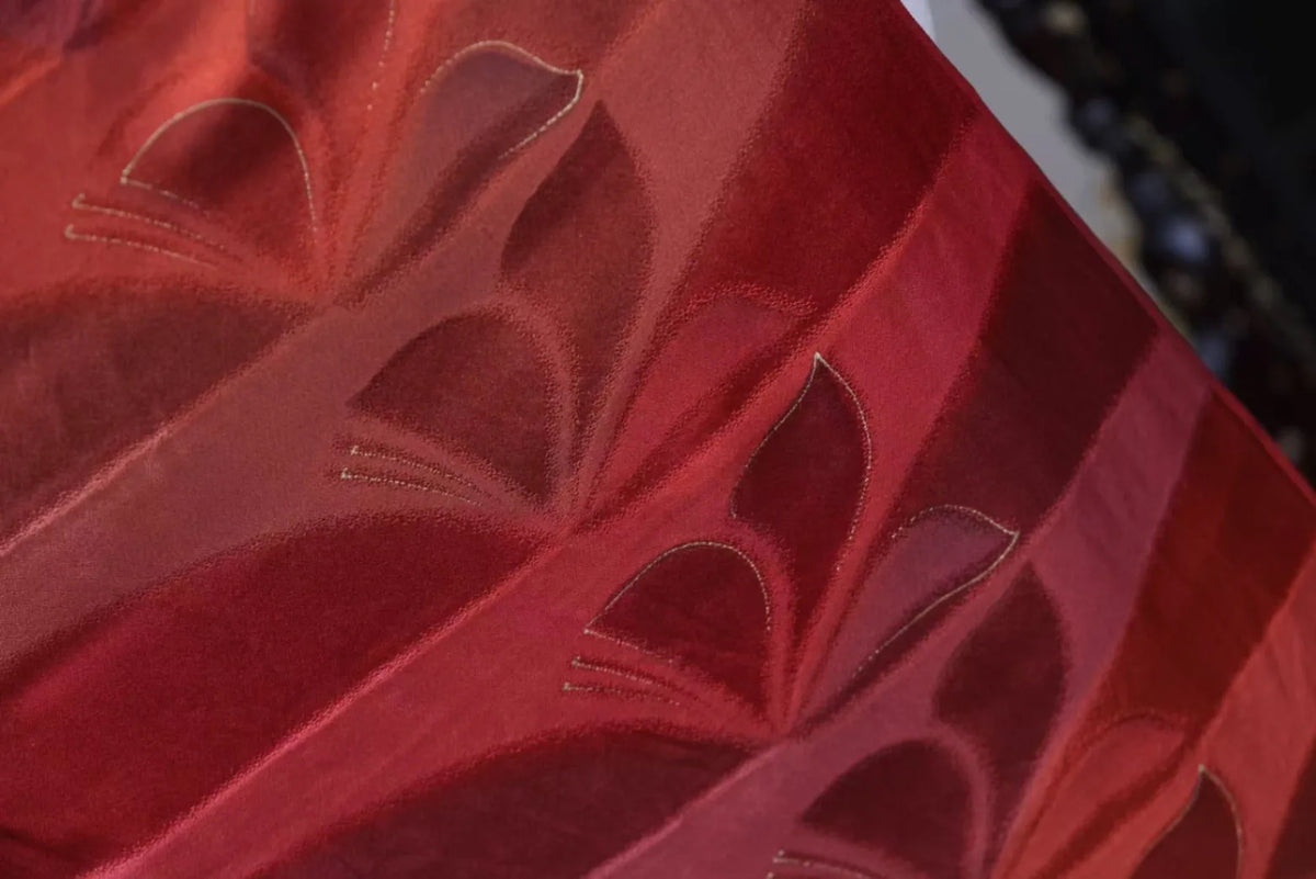 赤霞扇映 · 渐变花叶真丝面料 | Scarlet Fanfare - Gradient Floral Silk Fabric