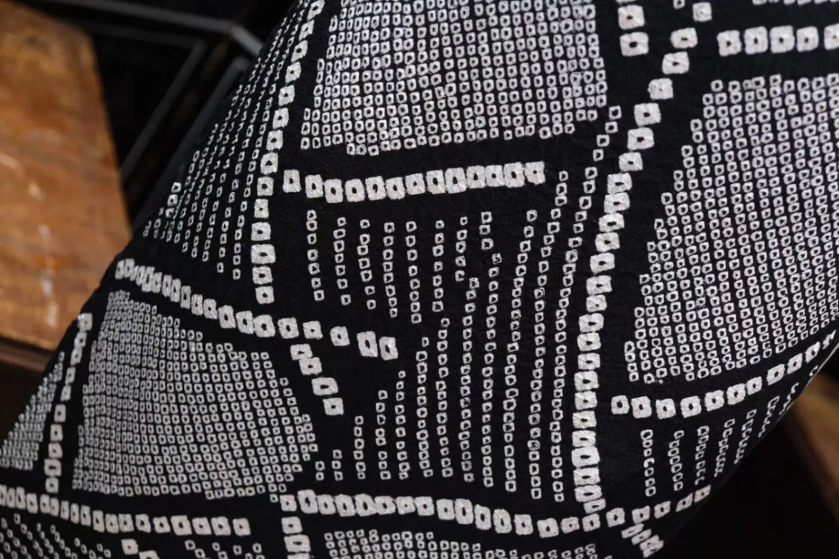 暗夜几何 · 纯黑白点阵真丝面料 | Midnight Mosaic - Monochrome Geometric Dot Silk Fabric