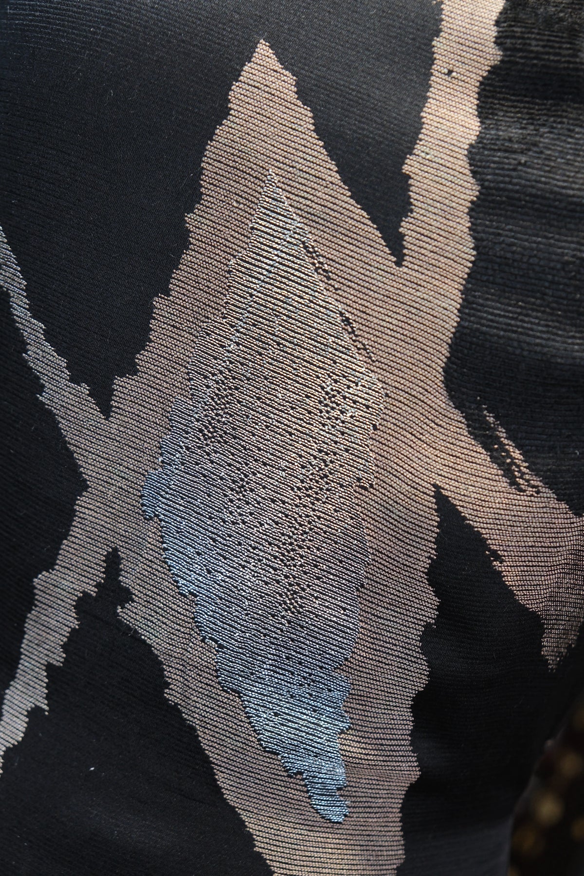 暗夜流光 · 几何锋芒真丝面料 | Midnight Glow - Geometric Sheen Silk Fabric