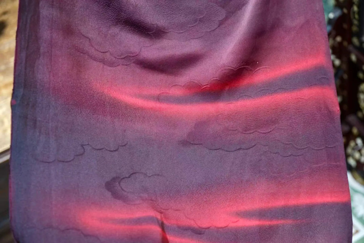 赤霞烟云 · 浮雕祥云真丝面料 | Crimson Cloud - Embossed Auspicious Cloud Silk Fabric