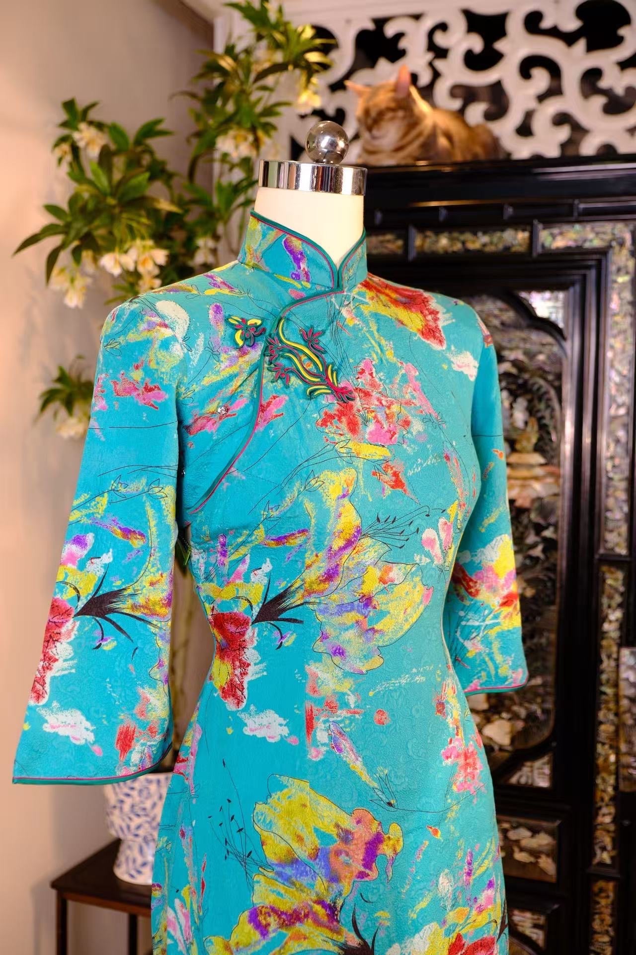 60年代 - 【天瀑流光】60年代抽象花鸟油画风 非遗嵌丝硬花扣古董港式旗袍 | 1960s - 【Turquoise Cascade】Vintage 60s Abstract Floral-Aviary Qipao with Intangible Heritage Gilt-Thread Hard Frog Closure