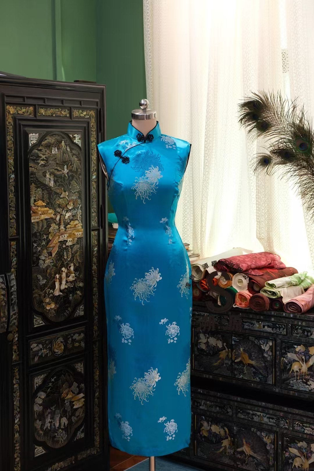 60年代 - 宝光菊影·宝蓝色提花 丝光面料 古董港式旗袍 | 1960s - Royal Luster of Chrysanthemum Shadows: Sapphire Blue Jacquard Silken-Fabric Vintage Hong Kong Style Qipao