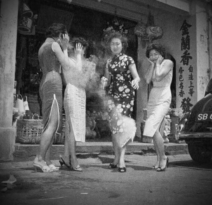 60年代 - 六零年代・和風描金・百花獻瑞・集結傳統紋樣的臺灣古董旗袍 / 1960s - The Sixties Taiwanese Heritage - Gold-Traced Nihonga-Style Qipao with Auspicious Traditional Motifs