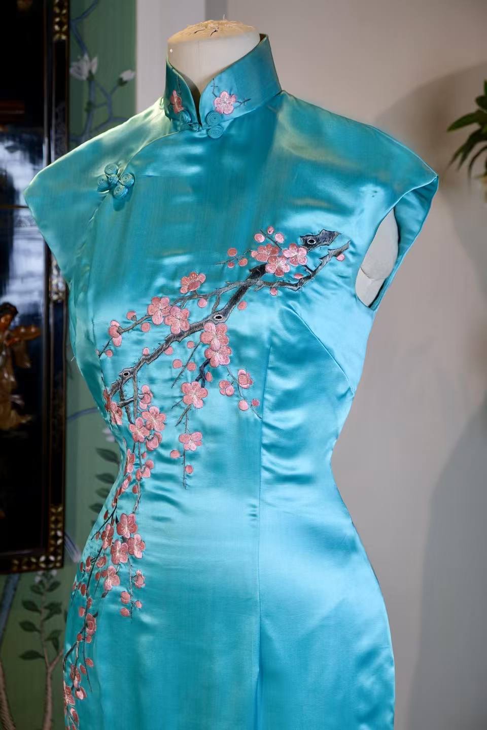 50年代 - 五十年代真丝素缎苏绣香港产古董旗袍 | 1950s - 1950s Hong Kong Antique Silk Satin Qipao with Suzhou Embroidery