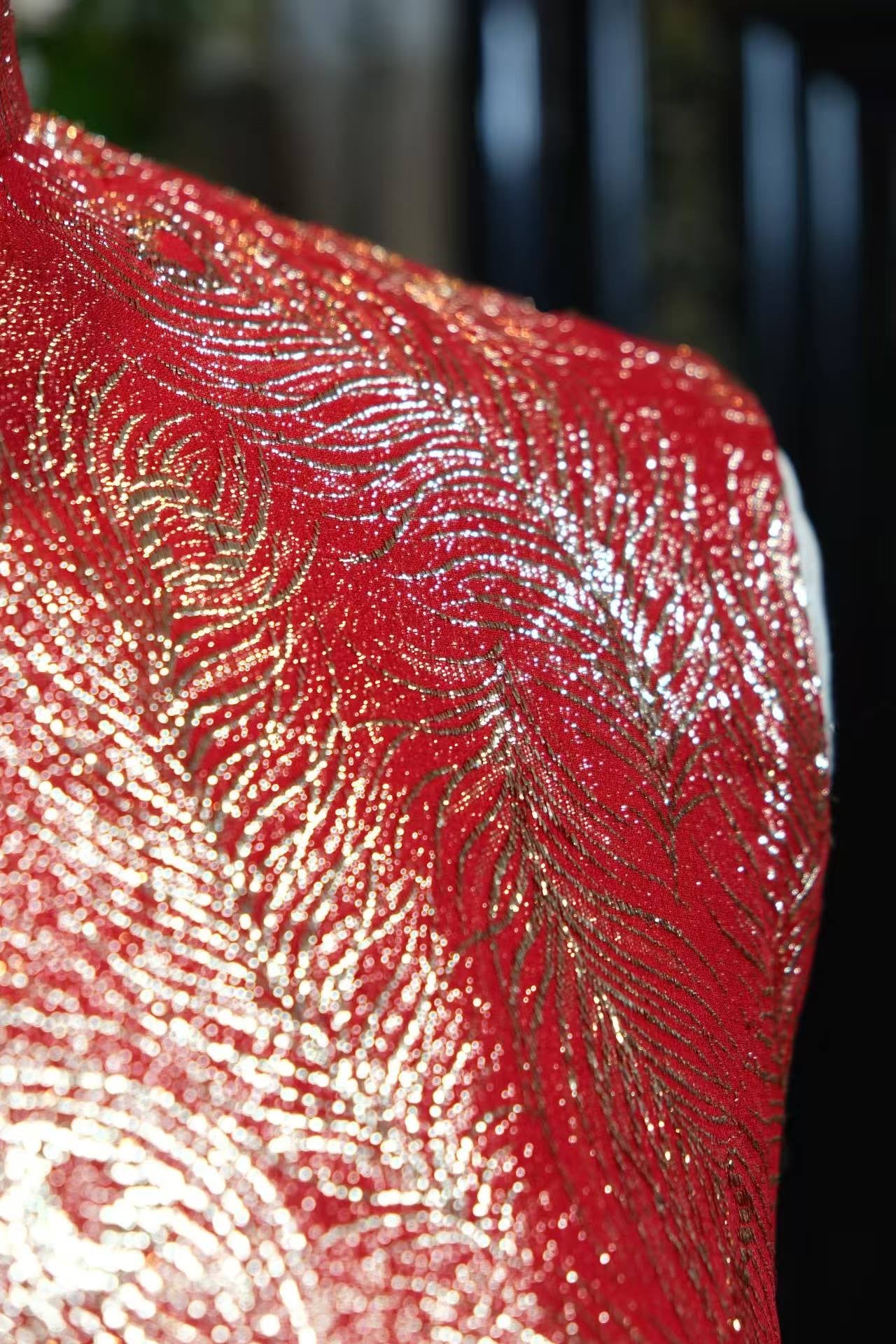 60年代 - 织金雀羽中国红旗袍:六十年代港工技艺的织物诗篇 | 1960s Weaving Gold & 1960sPhoenix Plumes: A Chinese Red Qipao — A Poetic Textile of 1960s Hong Kong Craftsmanship