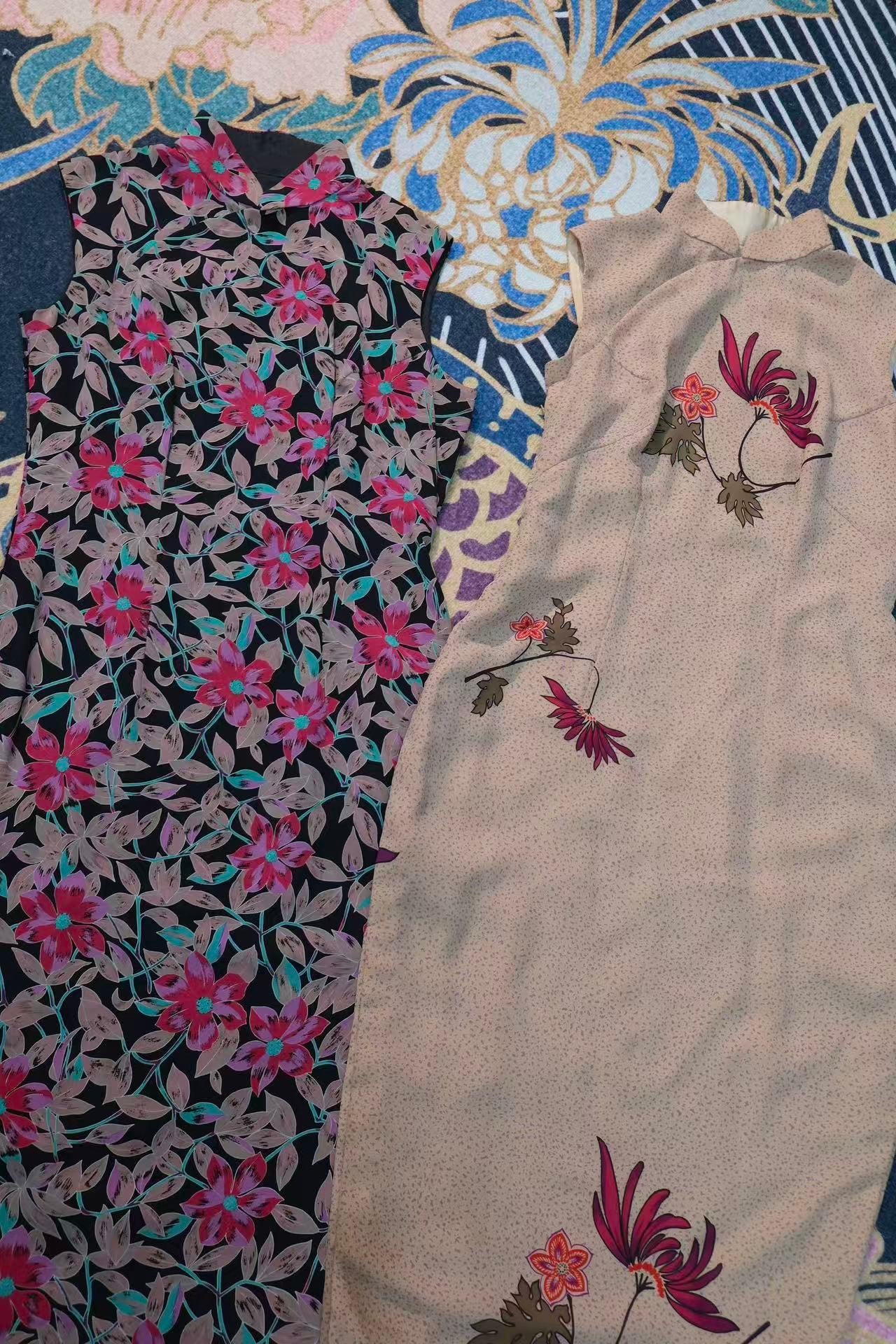 60年代 -【霓虹夜宴】Vintage 60s 丝绸无袖旗袍:黑底“粉蓝烟火”高定印花 | 1960s - "Neon Night Feast" Vintage 60s Silk Sleeveless Cheongsam: Black Base with "Pink and Blue Firework" Couture Print