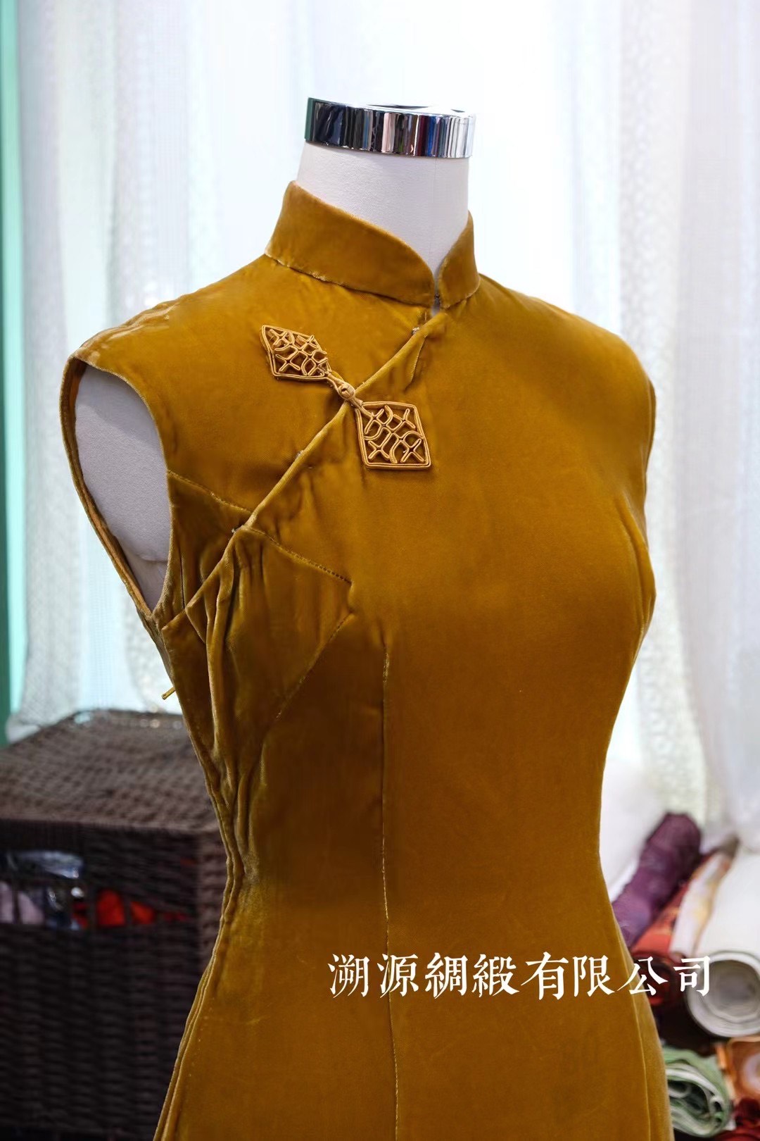 60年代 - 流光溢彩·金丝扣:Vintage 60年代杏子色天鹅绒嵌丝硬花扣古董旗袍 | 1960s - The Golden Velvet Brooch Cheongsam: Vintage 60s Apricot Velvet Qipao with Filigree Frog Button