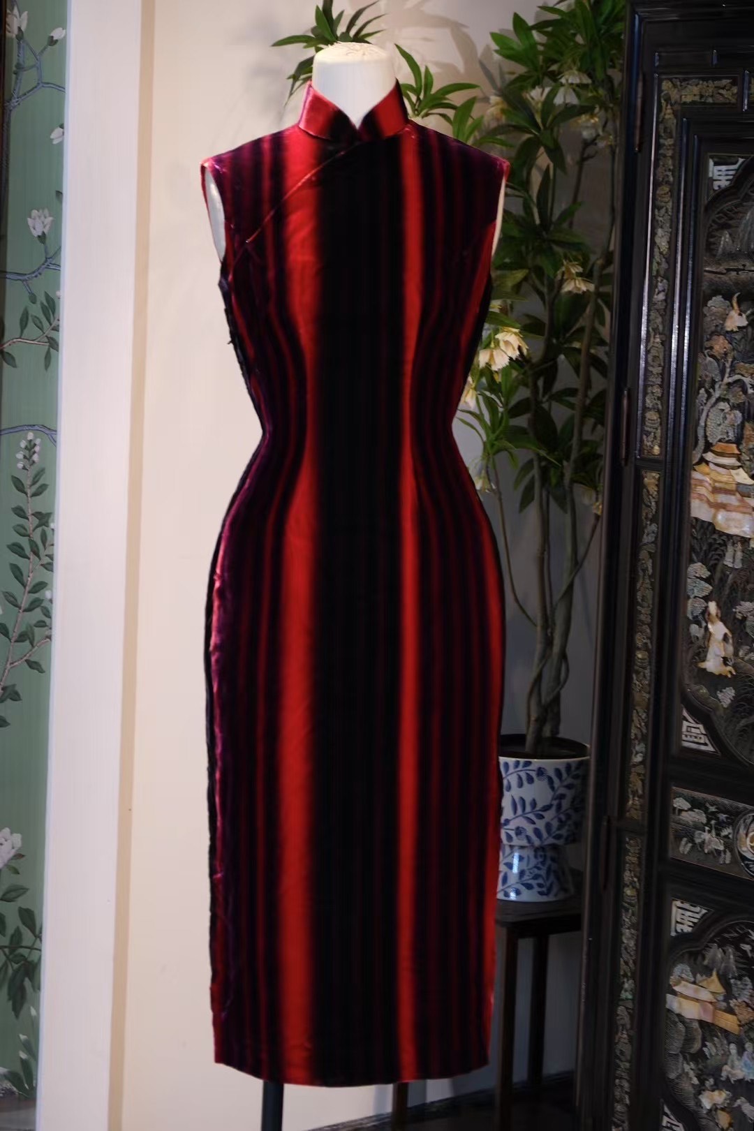 60 年代:“午夜魅影·烈焰玫瑰” 浓郁红黑渐变条纹无袖旗袍 | 1960s: "Midnight Phantom & Inferno Rose" Rich Black-Red Gradient Stripe Sleeveless Cheongsam