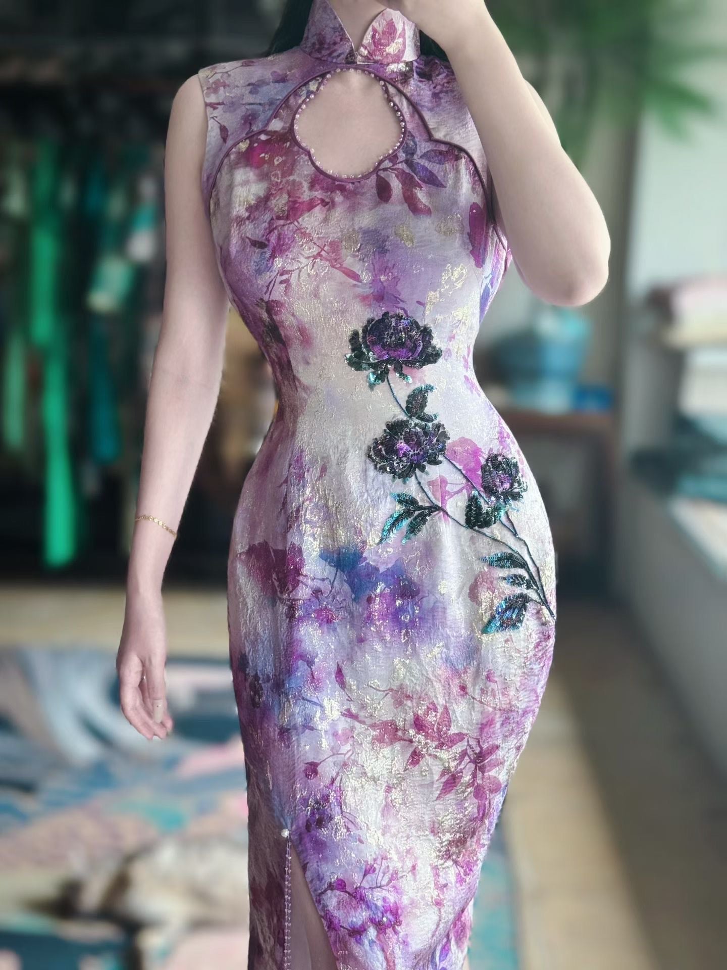 客订结缘 - 紫醉金迷:水墨渲染紫藤花色提花改良旗袍,无袖水滴领口刺绣亮片装饰 / Customized Design - Purple Haze Opulence: Watercolor Wisteria Jacquard Modern Qipao, Sleeveless with Teardrop Cutout and Sequin Embroidery Embellishment