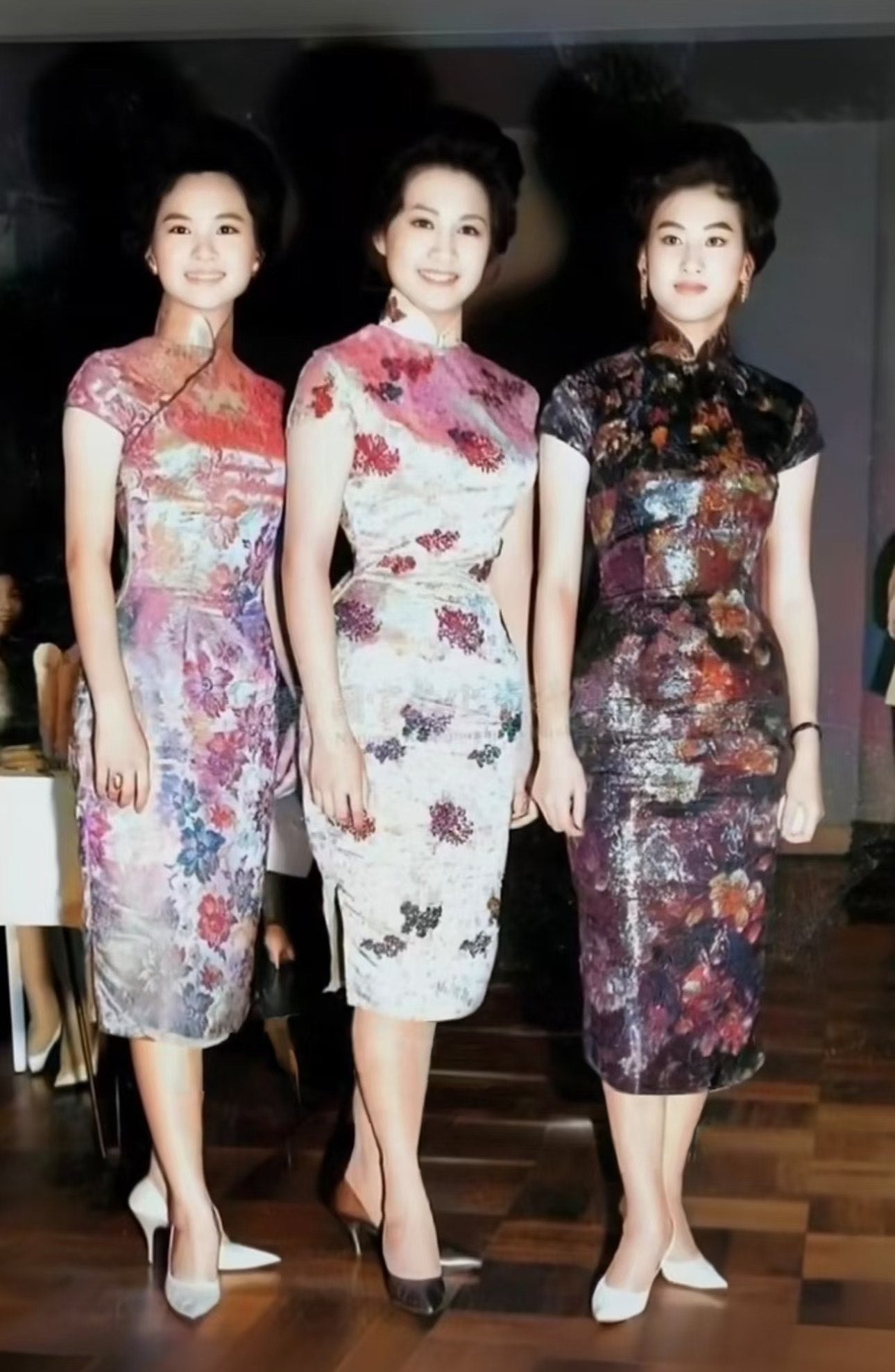 60年代 - 流金岁月・祖母绿织金丝绒贴花・摩登影星古董港工旗袍 / 1960s - Gilded Age Glamour: Emerald Brocade Velvet Appliqué Vintage Hong Kong Qipao