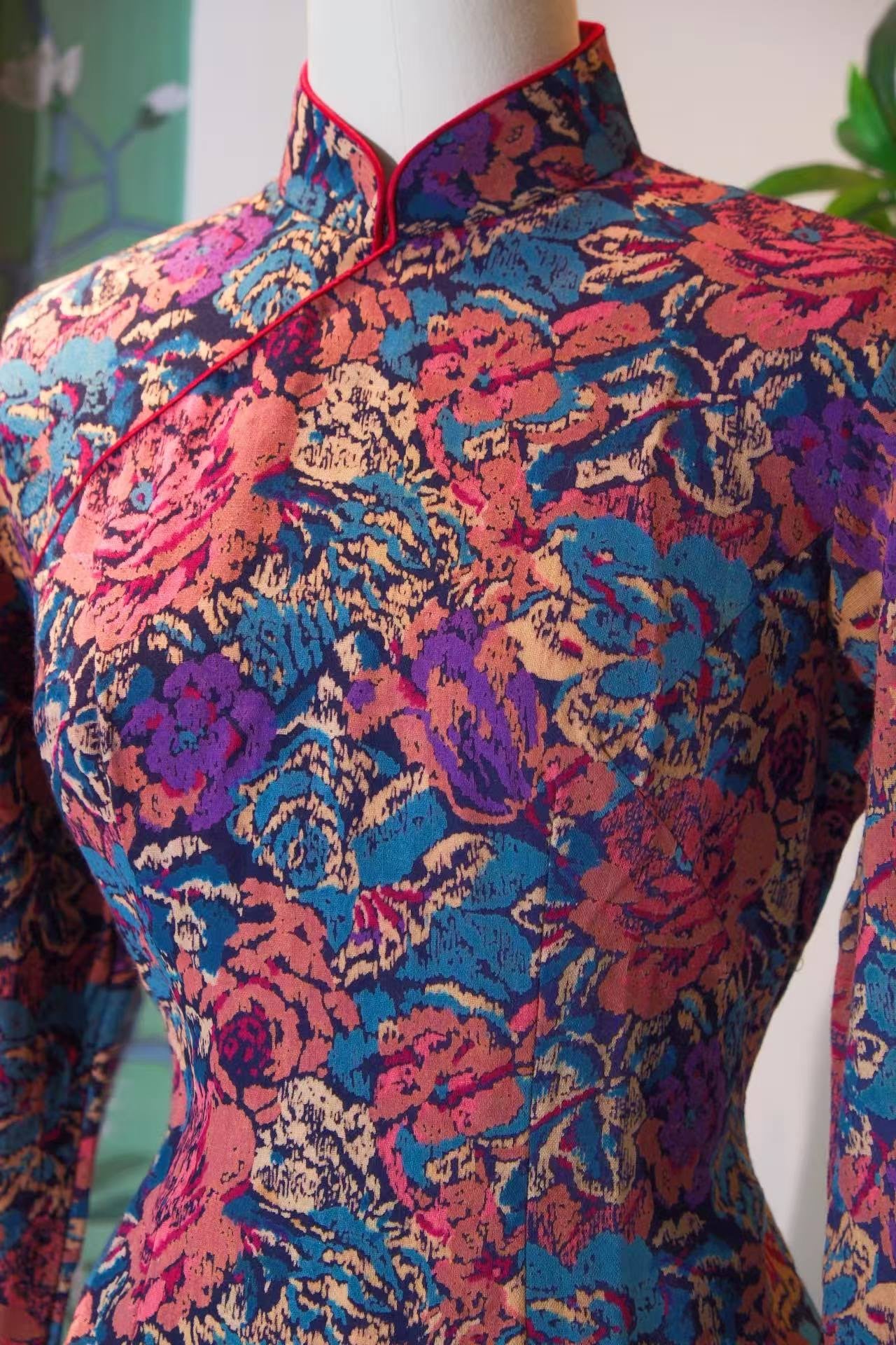 60年代 - 摩登绲线·靛蓝羊毛线香绲印花长袖旗袍 | 1960s - The Modern Piping: Indigo Wool Cheongsam with Xiansi Piping and Floral Print