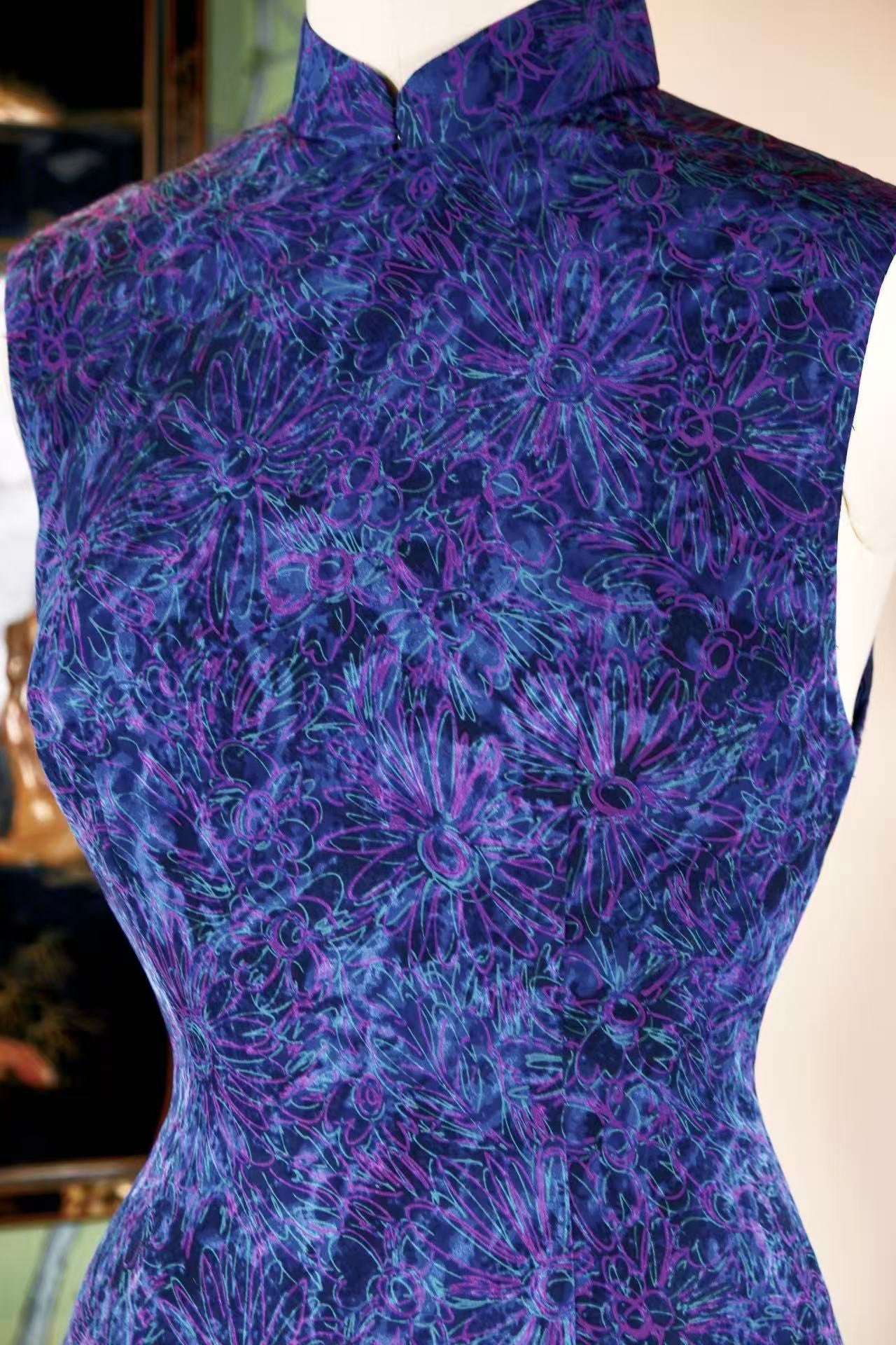 60年代 - 六十年代香港古董旗袍:丝绒上的抽象诗学与时代回响 | 1960s - Abstract Poetics and Echoes of an Era: A 1960s Hong Kong Antique Velvet Cheongsam