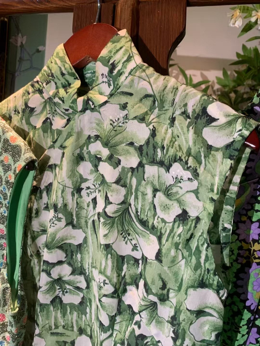 60年代 - 🍃 良友画报玉兰春晓 · Vintage 50年代复古无袖绿底白花印花旗袍 | 1960s - 🍃 Vintage 1950s Magnolia Spring Dawn Qipao · Green and White Floral Print Sleeveless Cheongsam