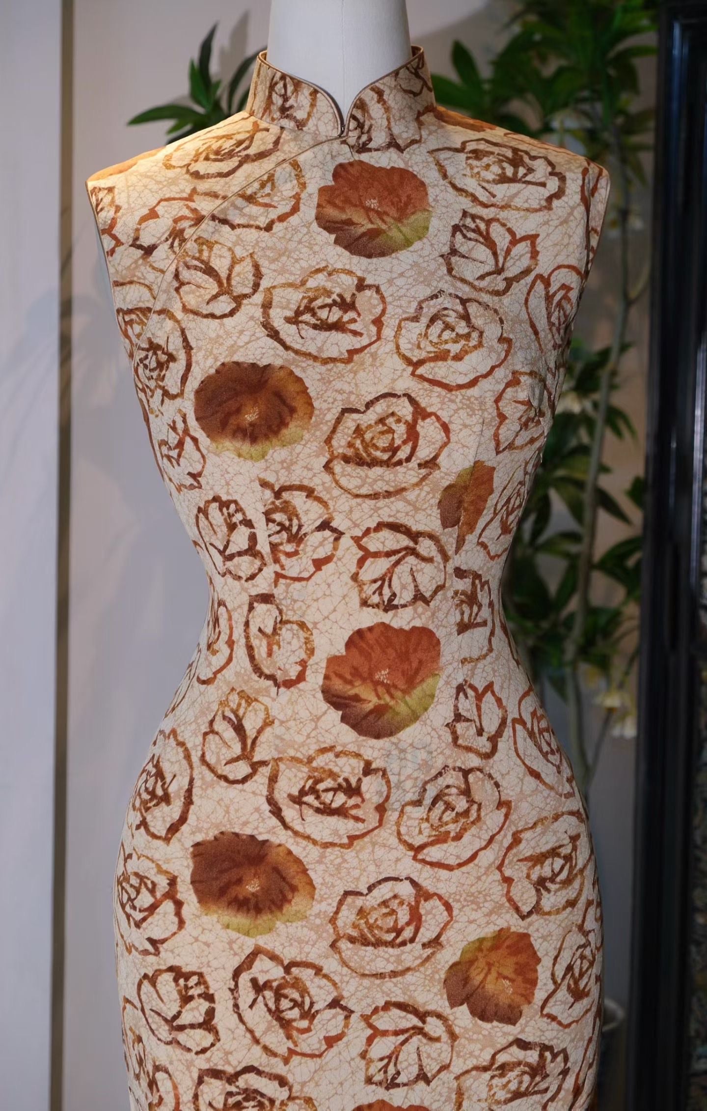 客定结缘- 茶褐色玫瑰印花修身中長款棉麻旗袍 / Sold Out- Midi-Length Fitted Qipao in Sepia Rose Print Cotton-Linen Blend