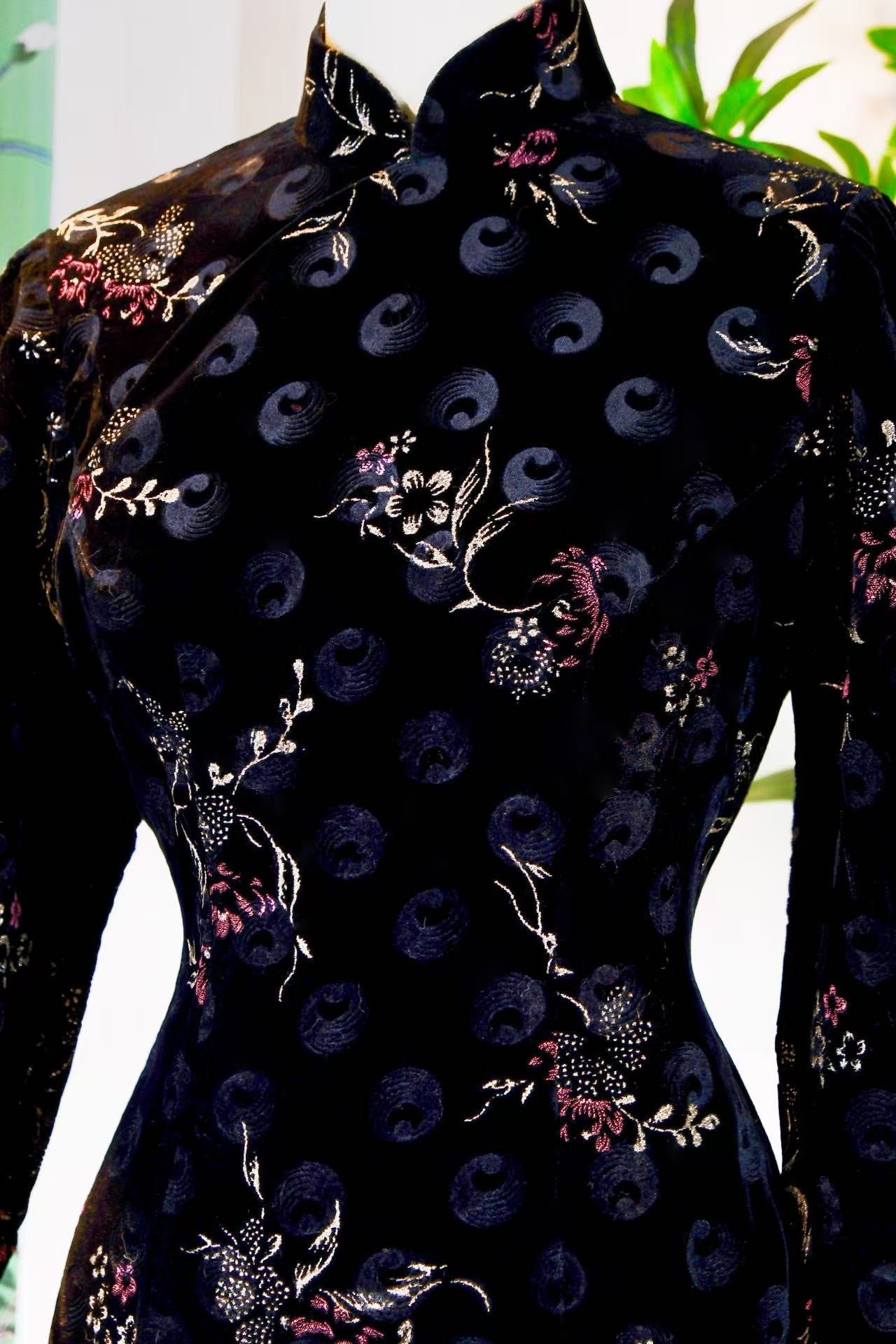 60年代 - 手绘描金香港古董旗袍 | 1960s - A Vintage 1960s Hong Kong Hand-Painted Cheongsam with Gilt Accents