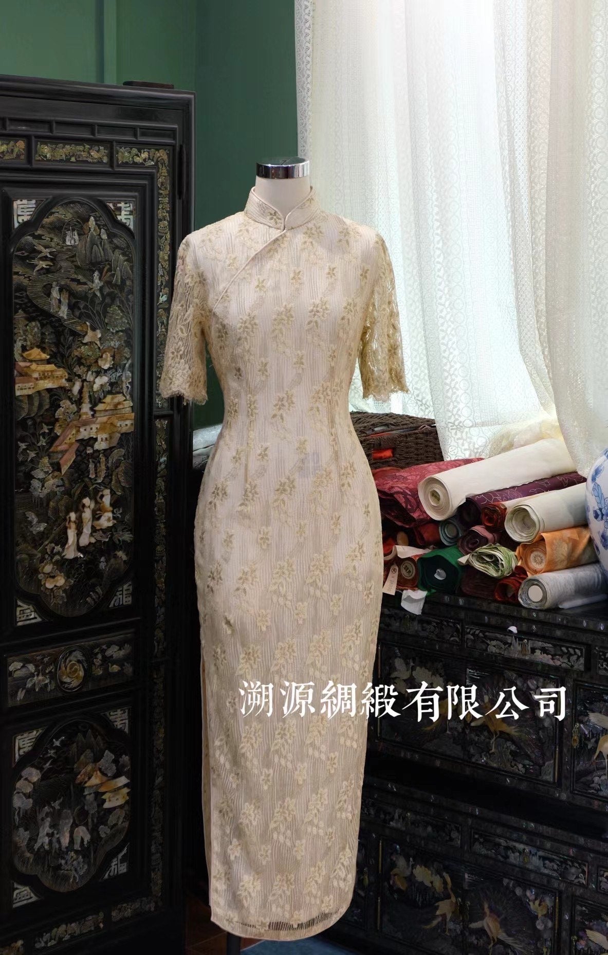 60年代 - 香槟色植入金属织金手工蕾丝曳地中袖港式旗袍 | 1960s - Champagne Gold Metallic Lace Mid-Sleeve Maxi Qipao