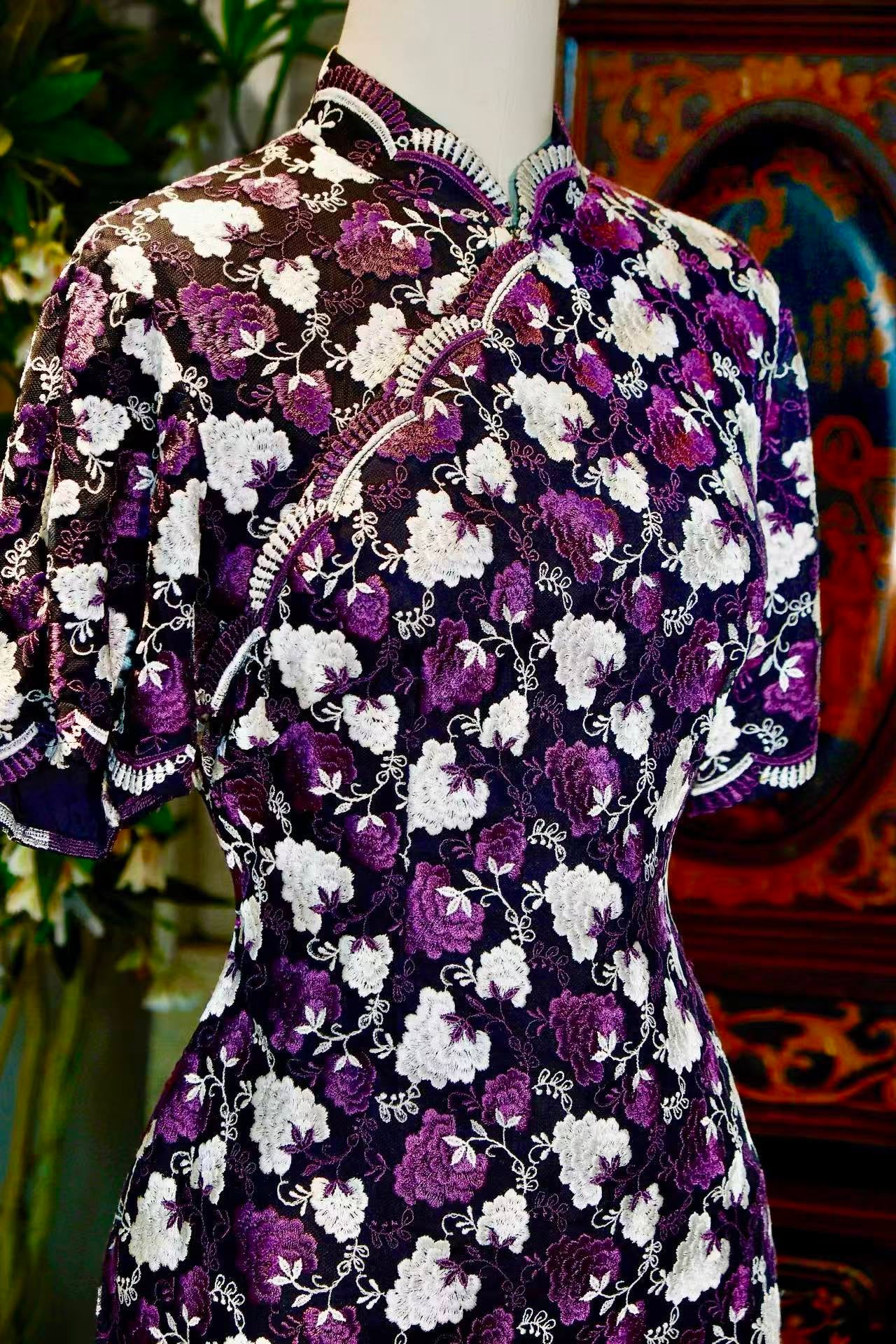 60年代 - 法国进口葡萄紫刺绣蕾丝台湾产古董旗袍 | 1960s - A Vintage 1960s Taiwanese Cheongsam with French Grape-Purple Embroidered Lace