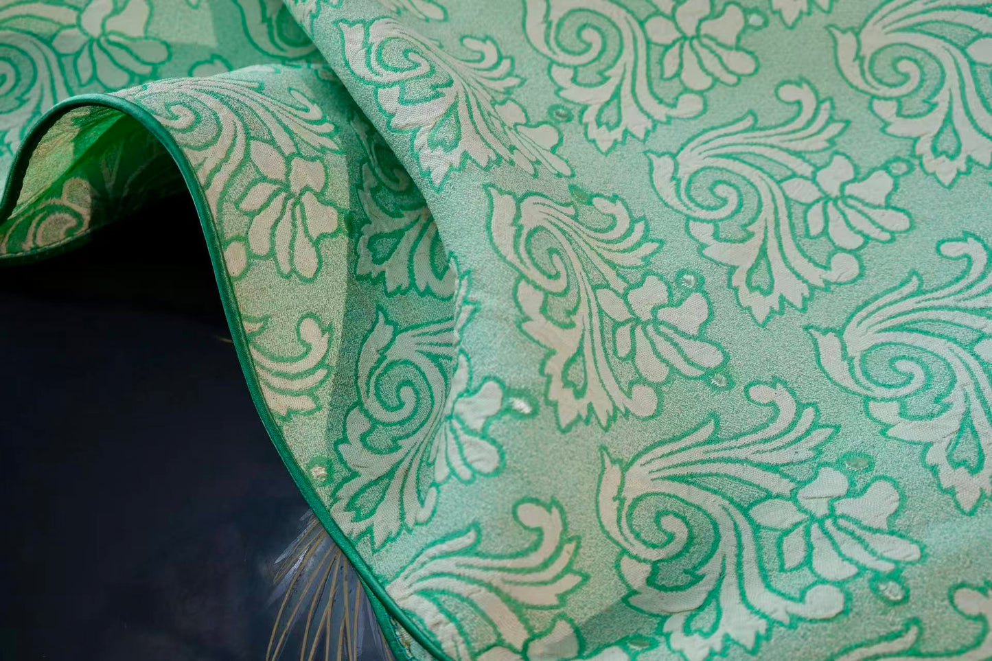 40年代 - 翠漪凝香:一件四十年代真丝提花旗袍的流光絮语 | 1940s - Emerald Ripples and Lingering Fragrance: Whispers of a 1940s Silk Jacquard Qipao