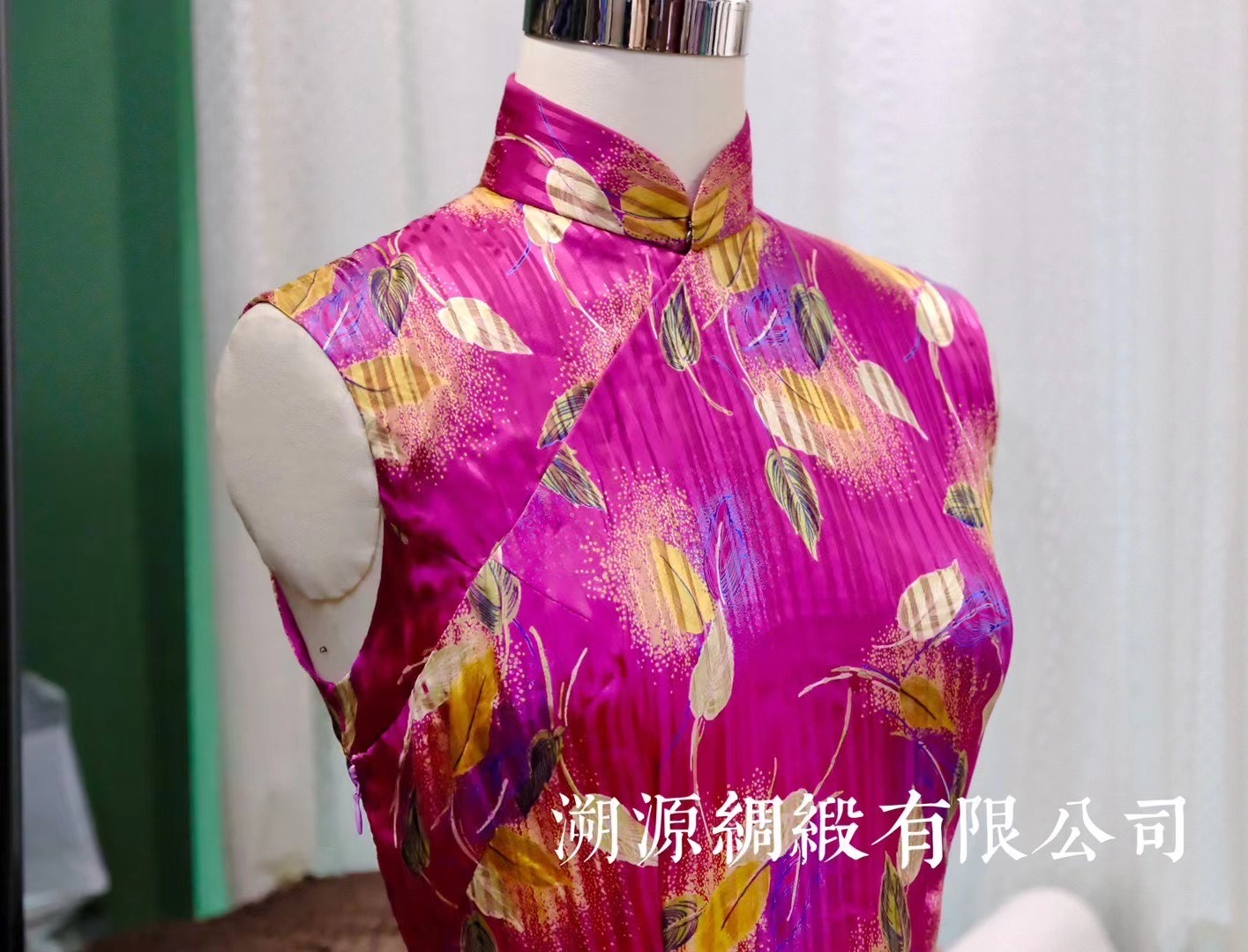 60年代 - 霓虹流光·热烈叶语:摩登撞色无袖缎面艺术旗袍 | 1960s - The Fuchsia Chroma Qipao: Modern Art-Print Sleeveless Satin Cheongsam