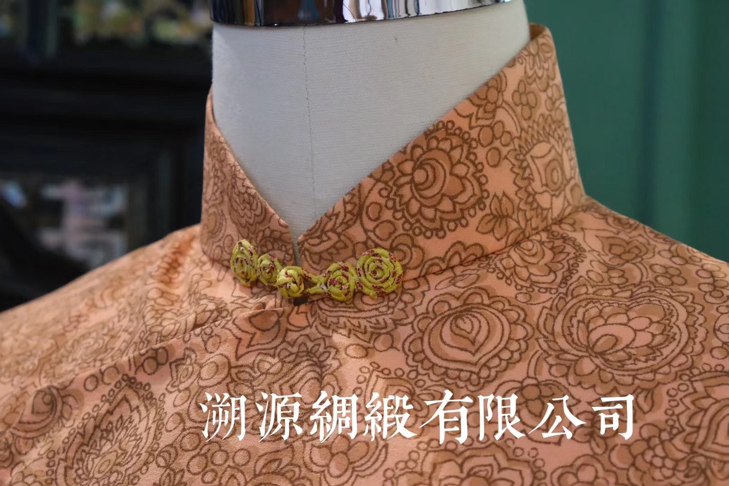 60年代 - 沪港流韵 · 锦年如梦:五六十年代典雅 · 蜜杏色织金宝相花纹修身无袖旗袍 | 1960s - The Shanghai-Hong Kong Charm · Dream of Brocade Years: 1950s-1960s Classic Elegance · Honey-Apricot Gold-Woven Jewel-Flower Pattern Slim Sleeveless Qipao