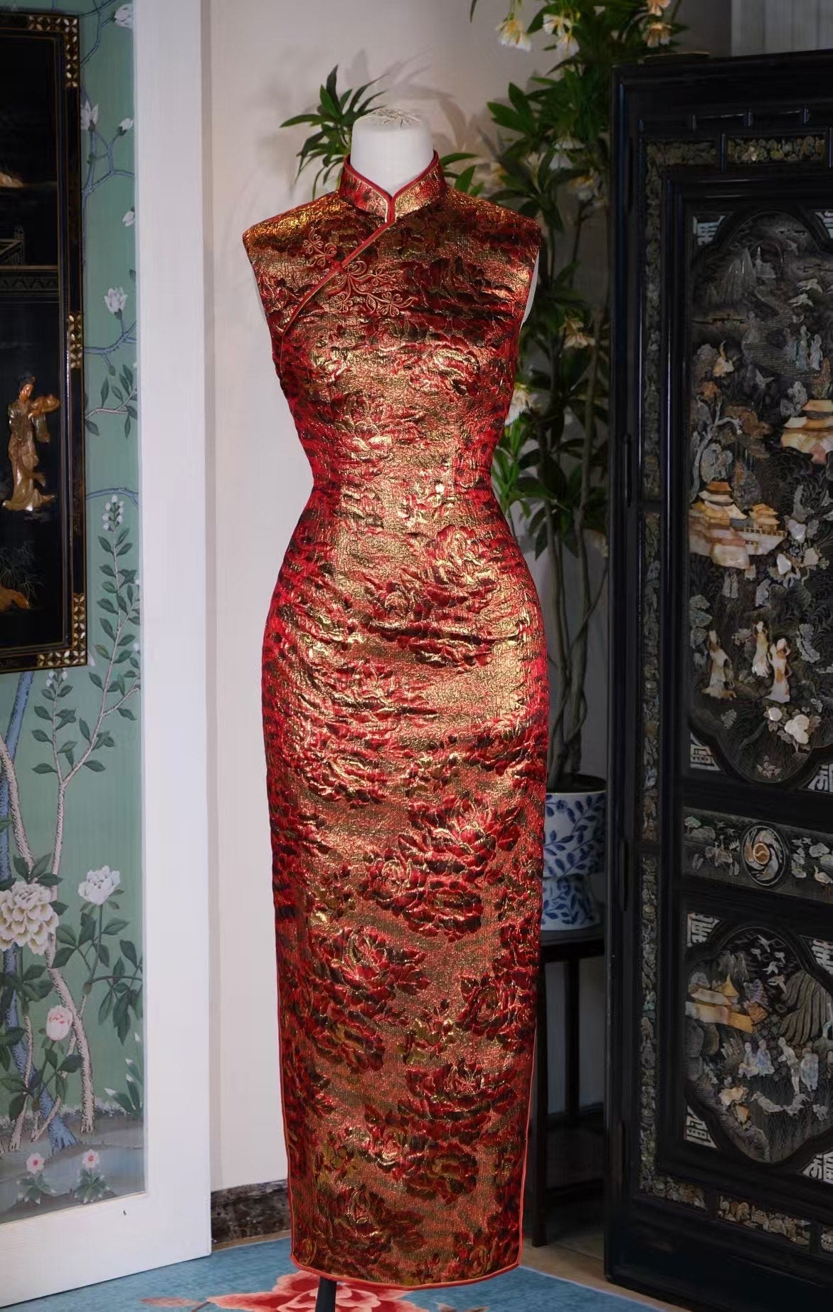 60年代《御府金缕:盛世牡丹织祥云》| 1960s- "The Imperial Gold Brocade: Prosperity Peony Gala Qipao"