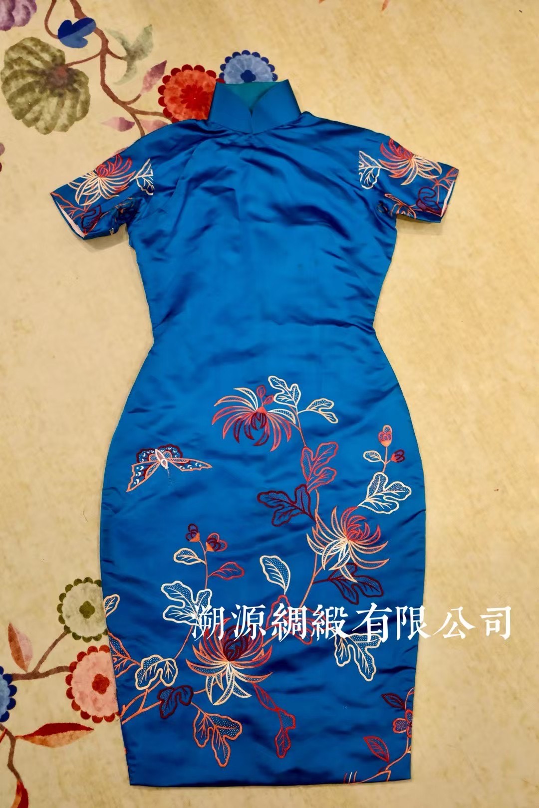 50年代 -【天青蝶舞 • 宝蓝色清代京绣丝光绸缎撞色菊花刺绣短袖旗袍】| 1950s - Sky Blue Butterfly Dance • Royal Blue Qing Dynasty Beijing Embroidery Silk Satin Brocade Contrast Color Chrysanthemum Embroidered Short Sleeve Cheongsam