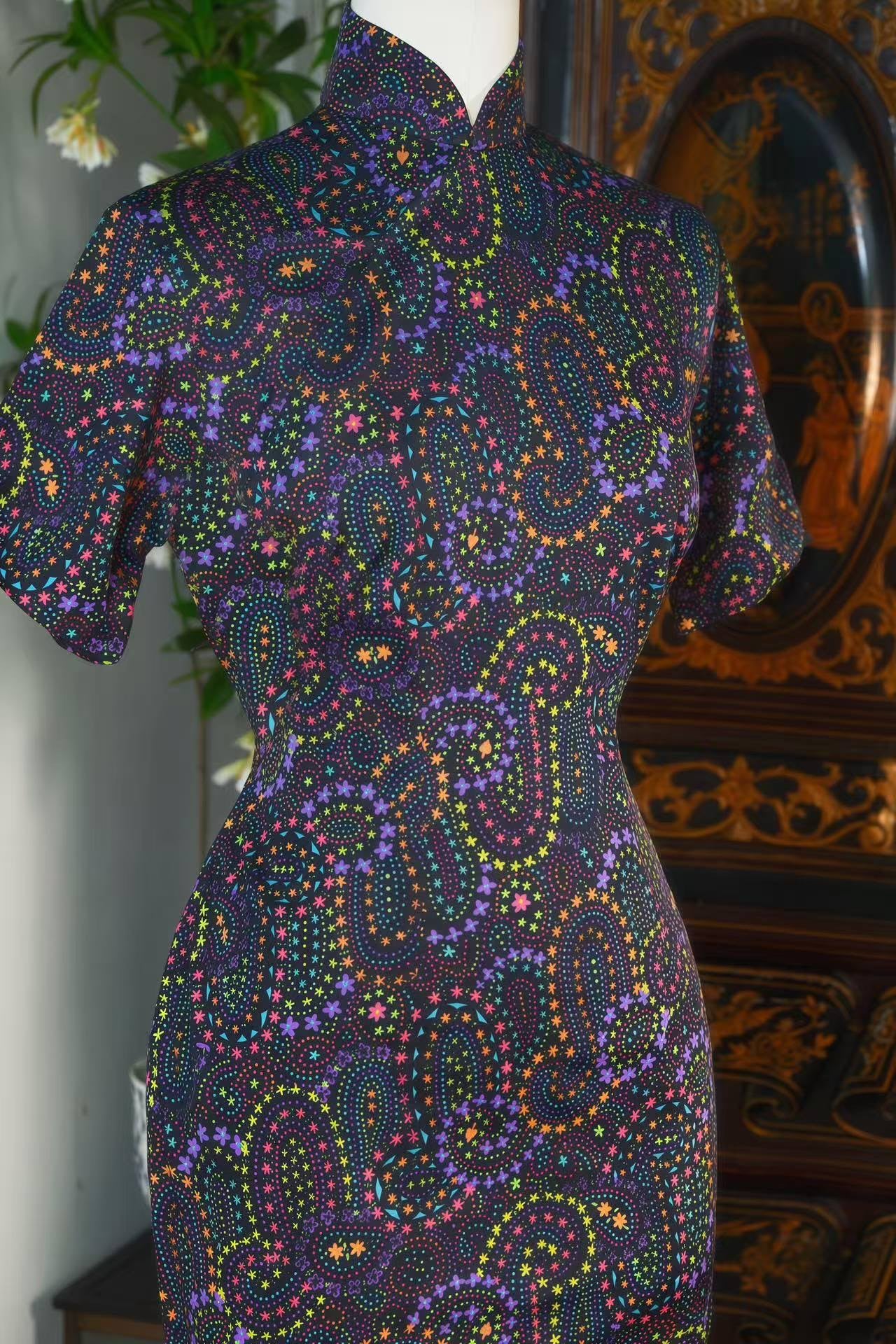 50年代 - 波普先声·1950年代深紫底高饱和撞色星纹佩斯利点彩印花古董旗袍 | 1950s - Pop Prelude: A 1950s Vintage Deep Purple Paisley Cheongsam with Star Motifs and High-Saturation Pointillist Print