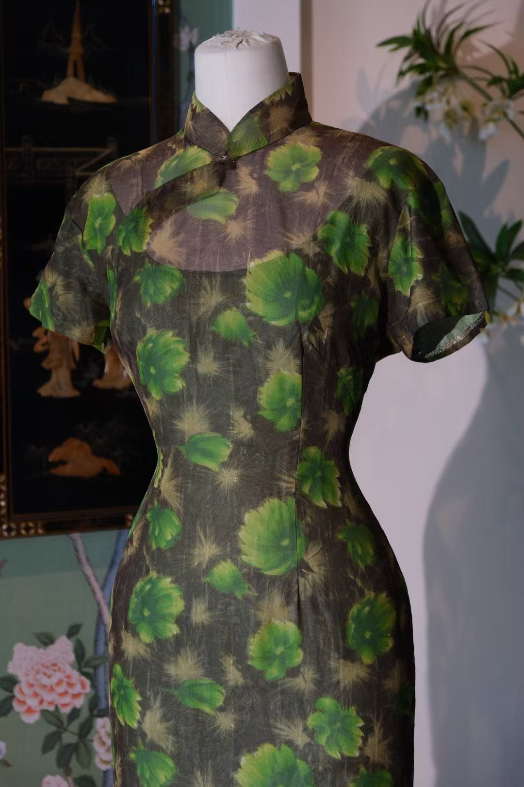 60年代 -《新加坡国立博物馆典藏·幽梦深潭·诗意捕捉》—— 幽邃墨绿薄纱,朦胧透视短袖旗袍 | 1960s - "National Museum of Singapore Heritage · Ethereal Deep Pool · Poetic Capture" — The Sheer, Short-Sleeved Cheongsam of Deep Emerald Silk