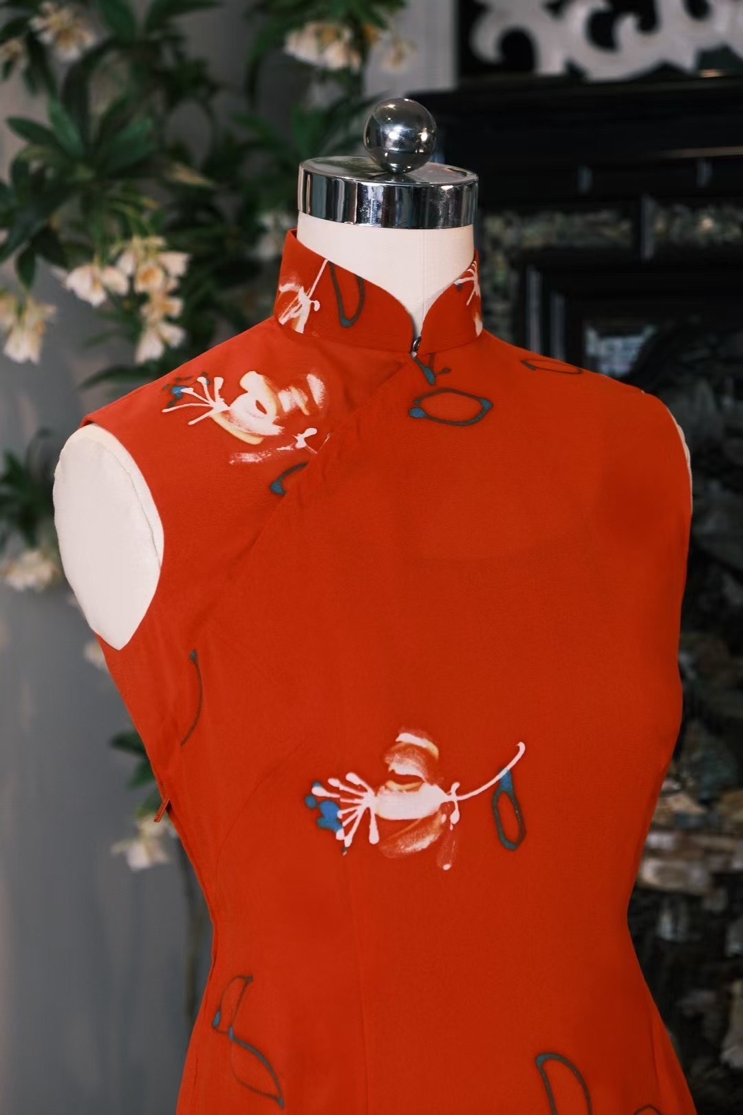 60年代 - 朱砂流光・水墨寫意:一襲熱烈而清雅的現代東方詩意 | 1960s - "Vermillion Luster・Ink Wash Abstract": Sleeveless Orange-Red Modern Minimalist Abstract Floral Qipao (Cheongsam)