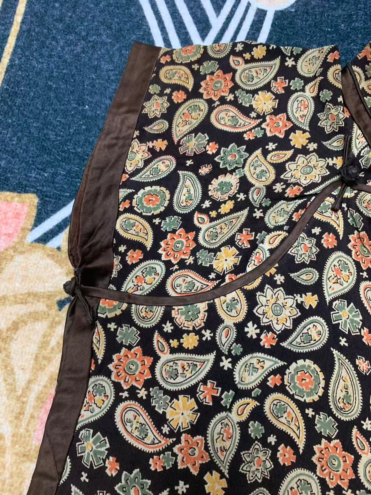 30年代:【民国遗珍】岁月沉香:古董宽绲无袖旗袍——黑底佩斯利涡纹 | 1930s : "Republican Era Relic" Timeless Fragrance: Antique Wide-Piping Sleeveless Cheongsam – Black Base Paisley Motif