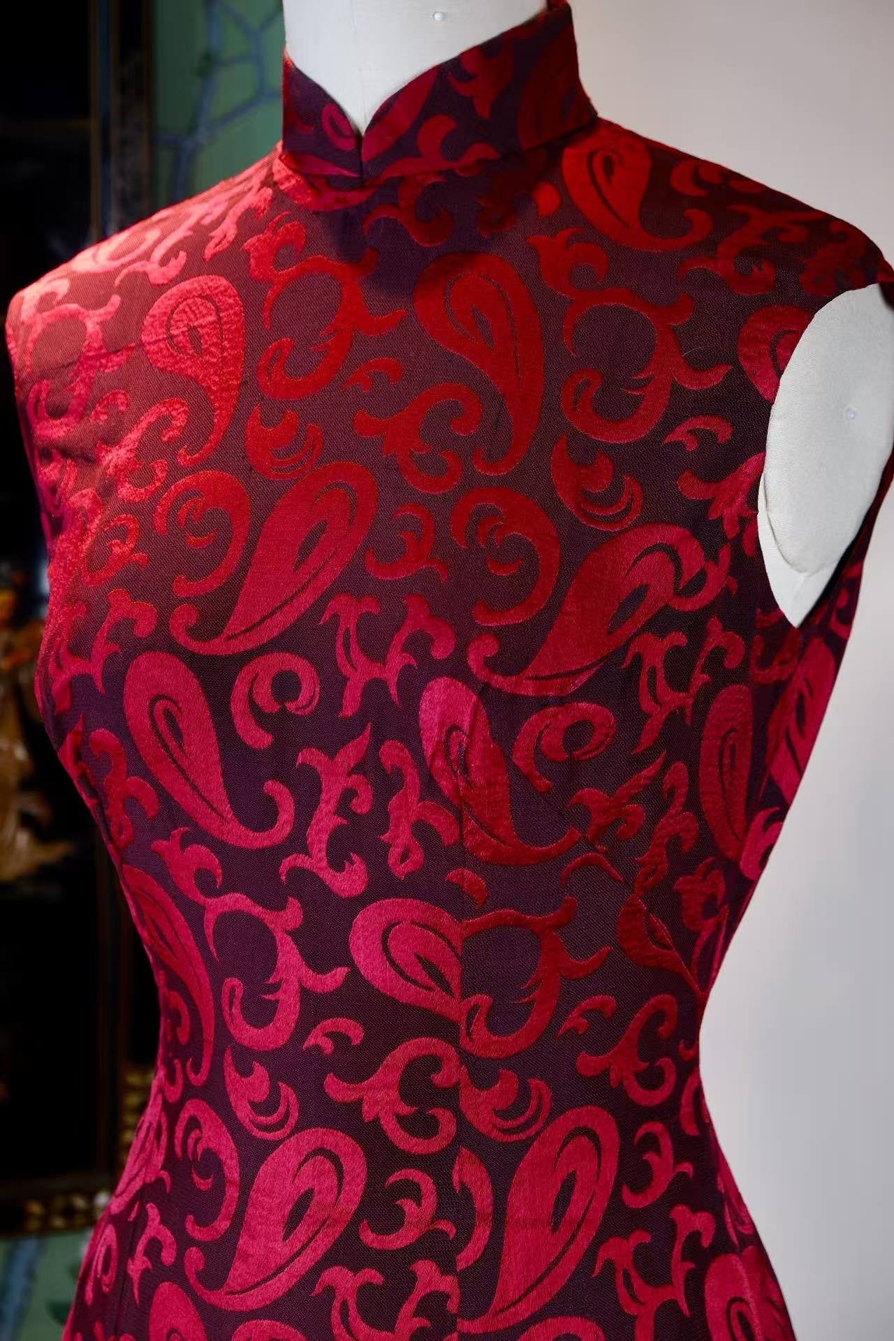 60年代 - 上世纪六十年代香江提花织锦旗袍 | 1960s - 1960s Hong Kong Jacquard Brocade Qipao: A Modern Symphony of Oriental Grace
