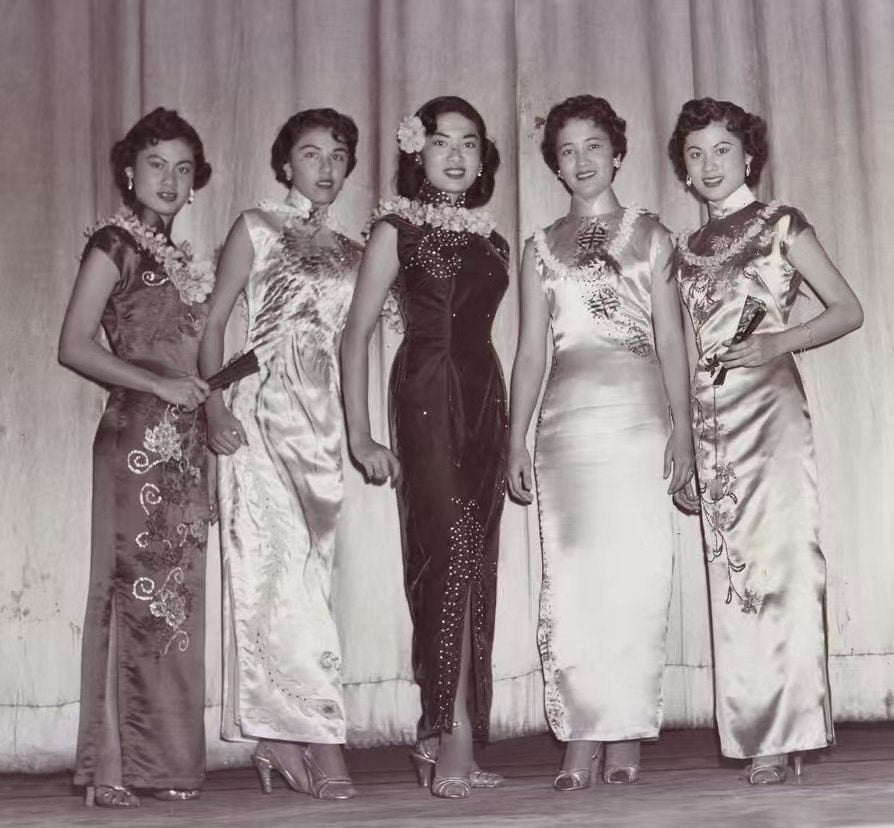 客订结缘 - 墨玉翠藤•黑缎祖母绿亮片刺绣短袖旗袍 | Customized Design - Emerald Vine: Black Satin Cheongsam with Emerald Sequin & Beaded Embroidery