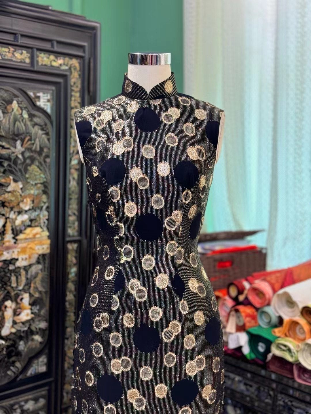 60年代 - 华丽织锦:黑金几何波点金丝织锦无袖古董旗袍 | 1960s - A Dazzling Black and Gold Geometric Polka Dot Metallic Brocade Sleeveless Vintage Qipao/Cheongsam