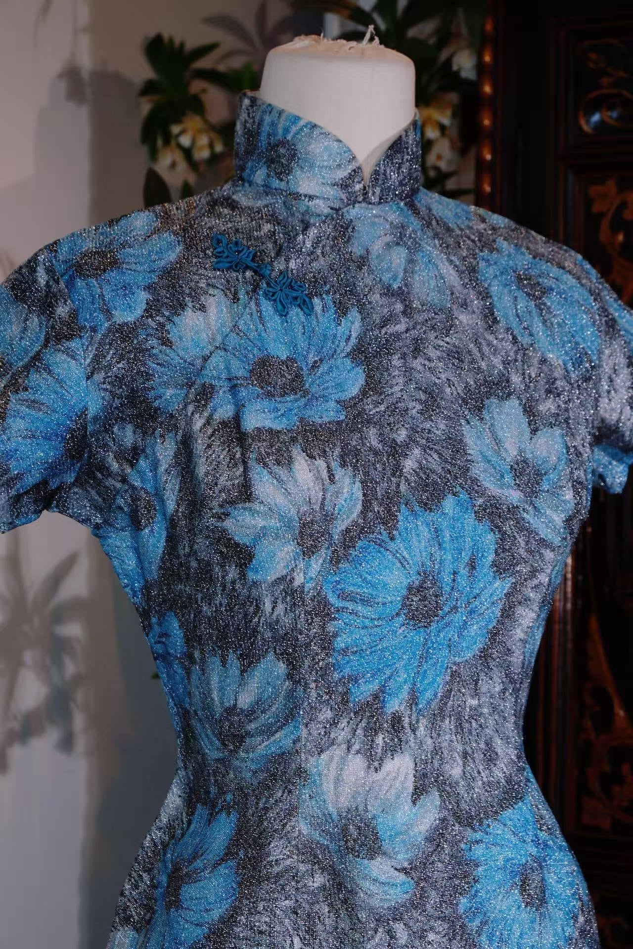 50年代 - 银蓝幻彩,香江遗韵——五十年代香港印花织银旗袍 | 1950s - Silver-Blue Illusory Radiance: A 1950s Hong Kong Printed and Silver-Woven Cheongsam