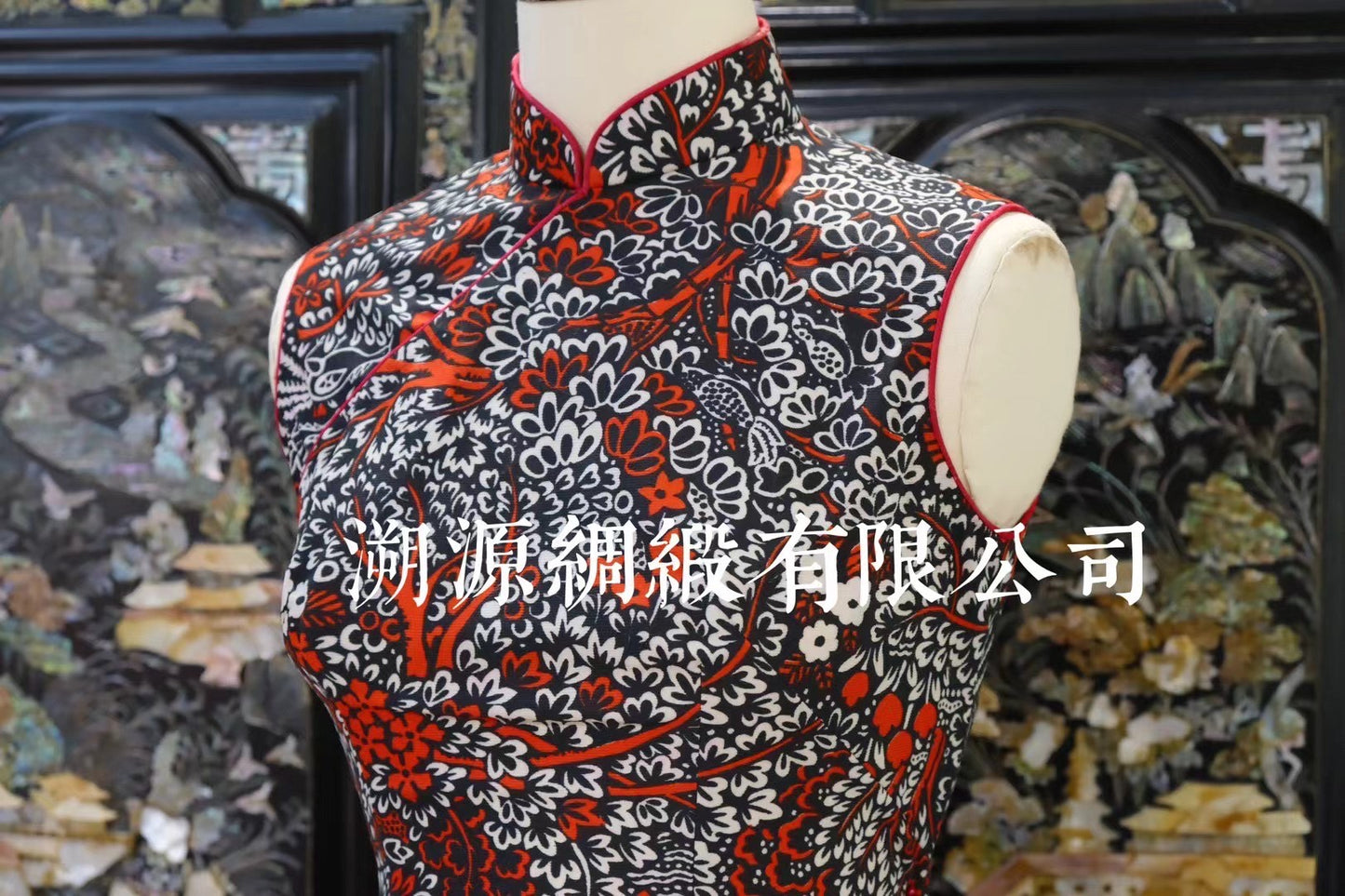 60年代 - 摩登珍藏:黑红白三色抽象花卉无袖修身旗袍(高对比度)| 1960s - Mod Collection: High-Contrast Black, Red & White Abstract Floral Sleeveless Sheath Qipao